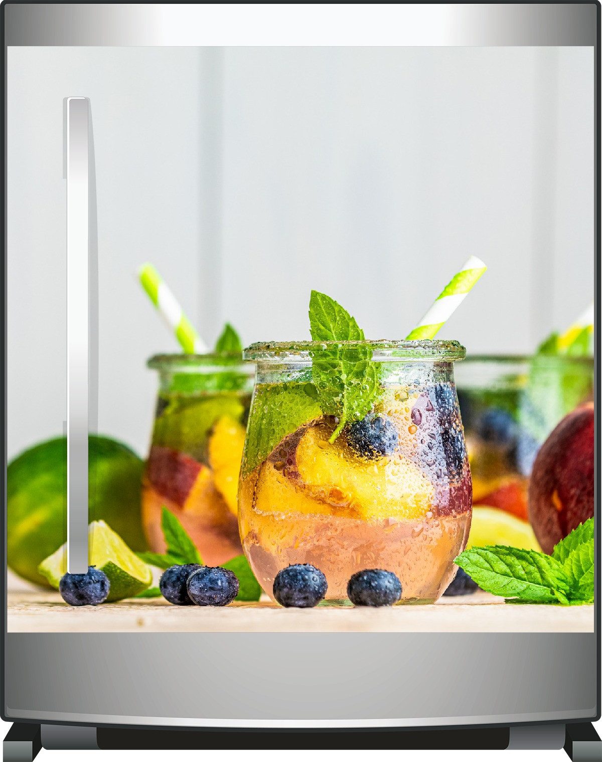 Wallario Möbelfolie Erfrischender Eistee mit Pfirsichen und Blaubeeren