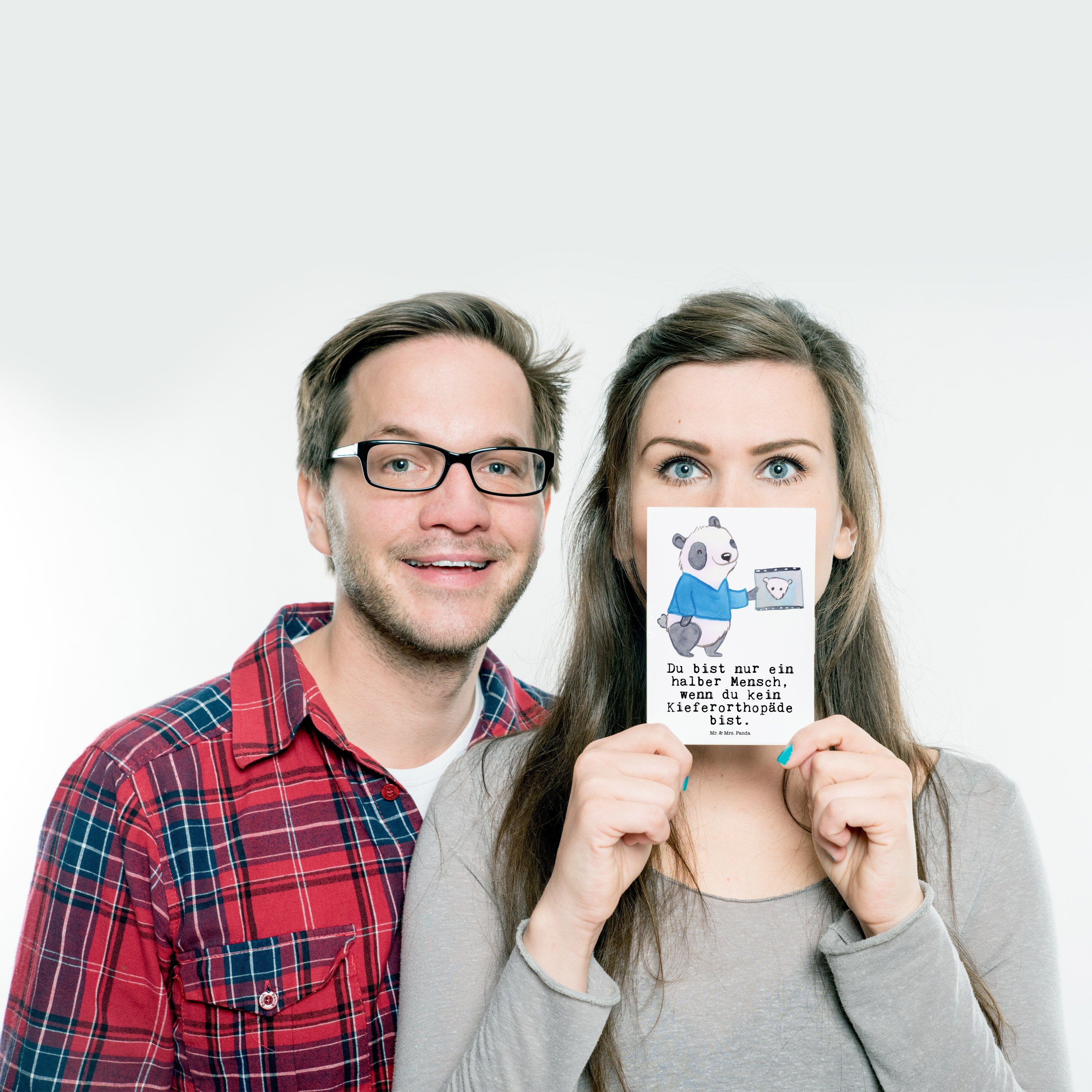 Mr. & Mrs. Panda Kieferorthopäde mit Geschenk, Weiß - Geschenkkarte, Postkarte Arbeitskol Herz 