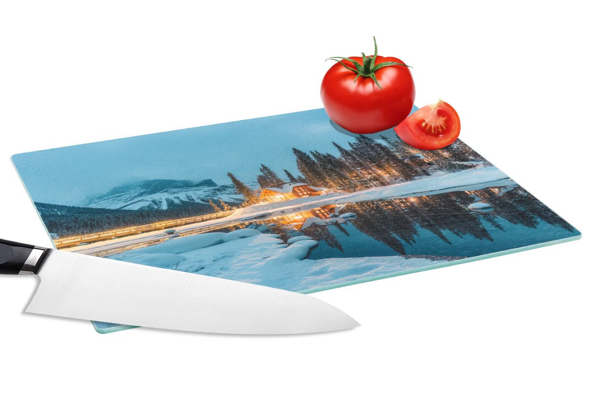 MuchoWow Schneidebrett Winterlandschaft - Natur - Haus - Berge - Schnee, Glas, Schneidebrett Glas, Küchenbrett, Rutschfest, 28x20 cm