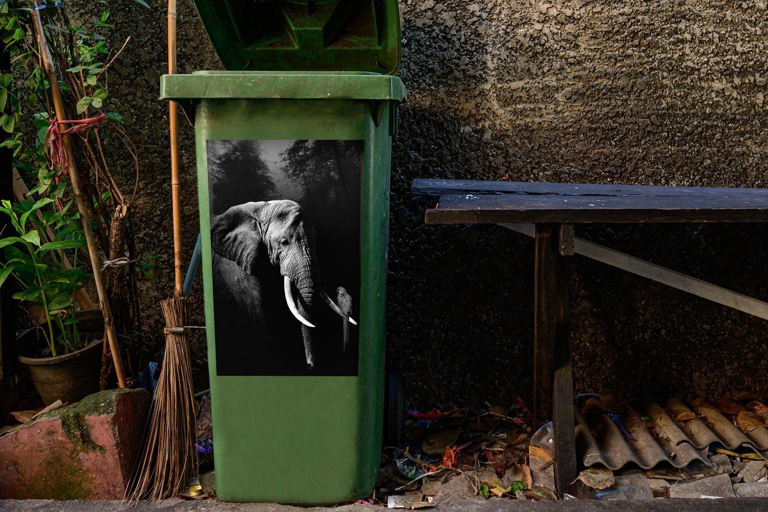 MuchoWow Wandsticker Elefant mit Papagei im Mülltonne, weiß Wald (1 St), und schwarz Abfalbehälter Mülleimer-aufkleber, Sticker, - Container