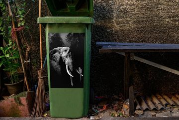 MuchoWow Wandsticker Elefant mit Papagei im Wald - schwarz und weiß (1 St), Mülleimer-aufkleber, Mülltonne, Sticker, Container, Abfalbehälter