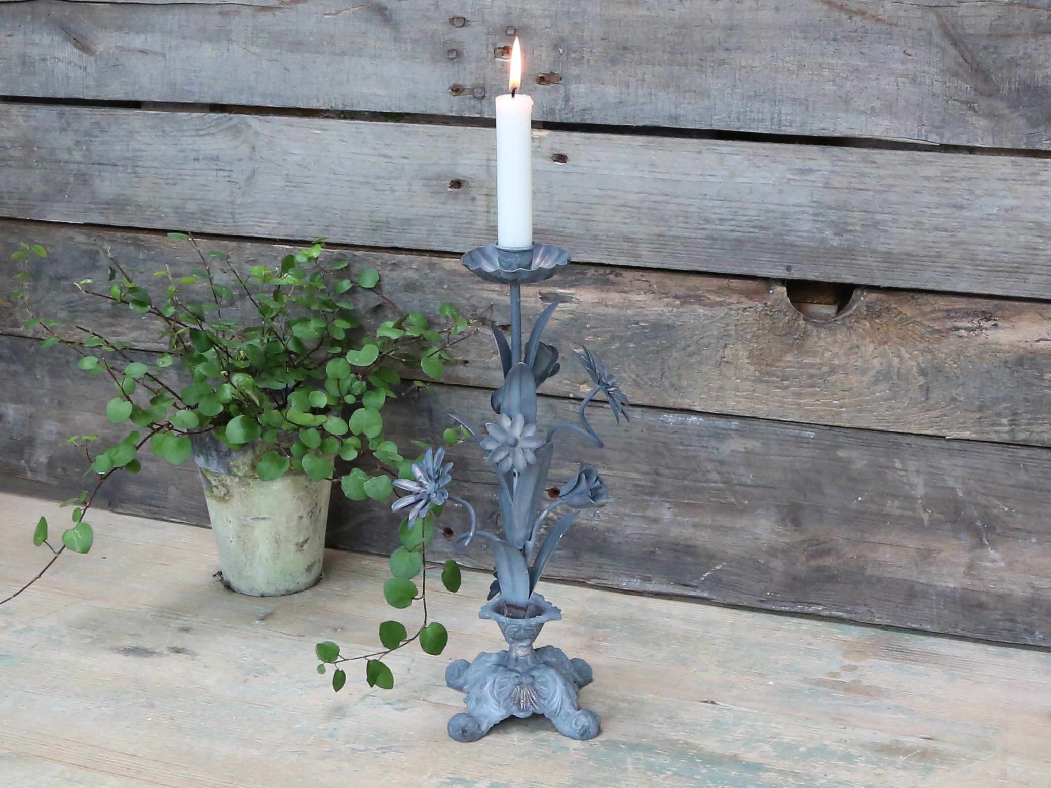 Chic Antique Kerzenständer Romantischer Kerzenhalter Metall Zink Blüten Deko Grau, Romantischer Kerzenhalter mit filigranen Blüten