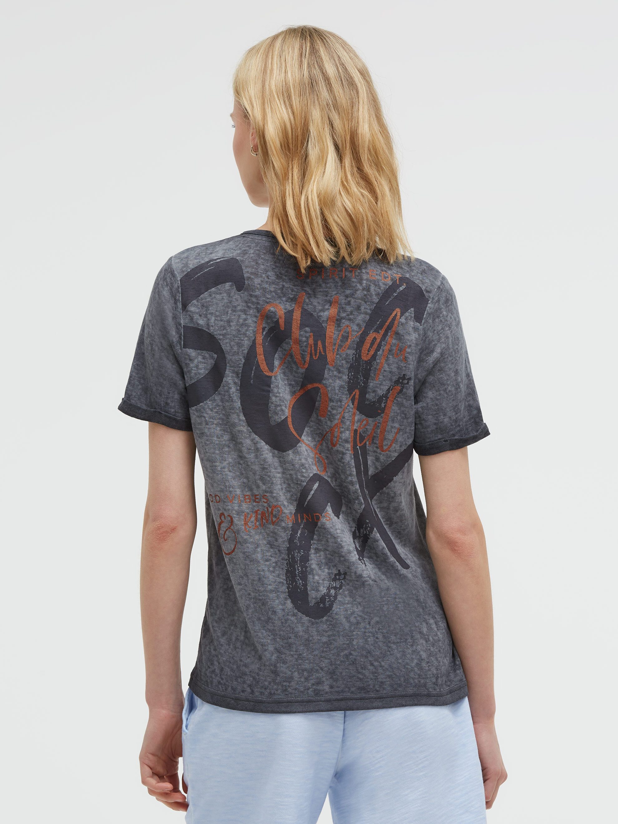 SOCCX V-Shirt mit fixierten Turn-Up-Ärmeln – Bild 5 von 5