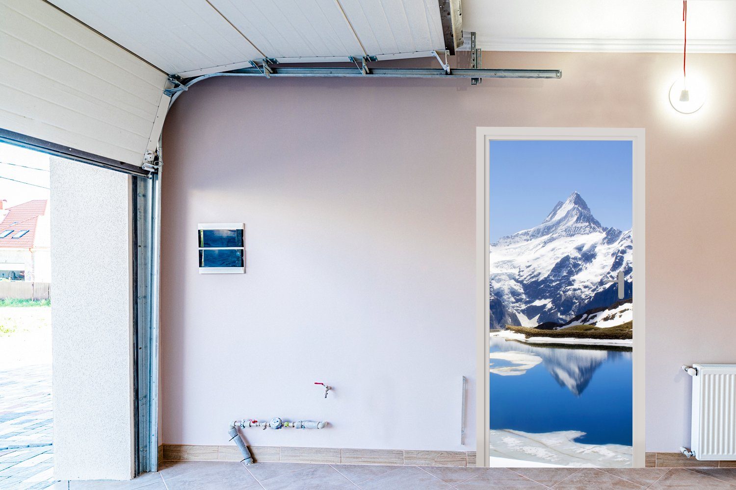 Tür, Schweiz Fototapete (1 in See, für der MuchoWow St), der Türtapete Berge Matt, cm einem Türaufkleber, bedruckt, Spiegelung 75x205 in schneebedeckten