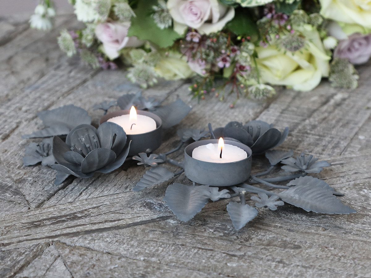 Chic Antique Kerzenständer Romantischer Kerzenhalter Metall Zink Blüten Deko Grau, Romantischer Kerzenhalter mit filigranen Blüten