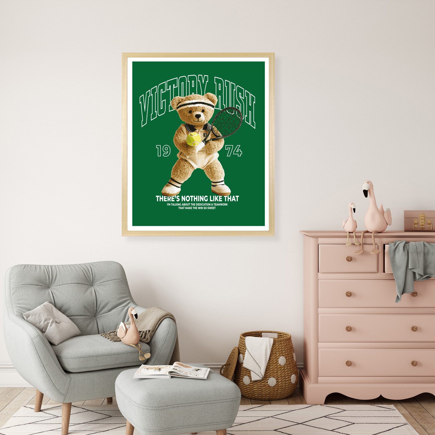 queence Bild mit Rahmen Vintage Teddy Bär in Tennis Outfit, Bär, Bären, Fashion, Figuren, Mode, Modebilder, Schriftzug, HD Premium Poster-Druck inkl. Echtholzrahmen in beige