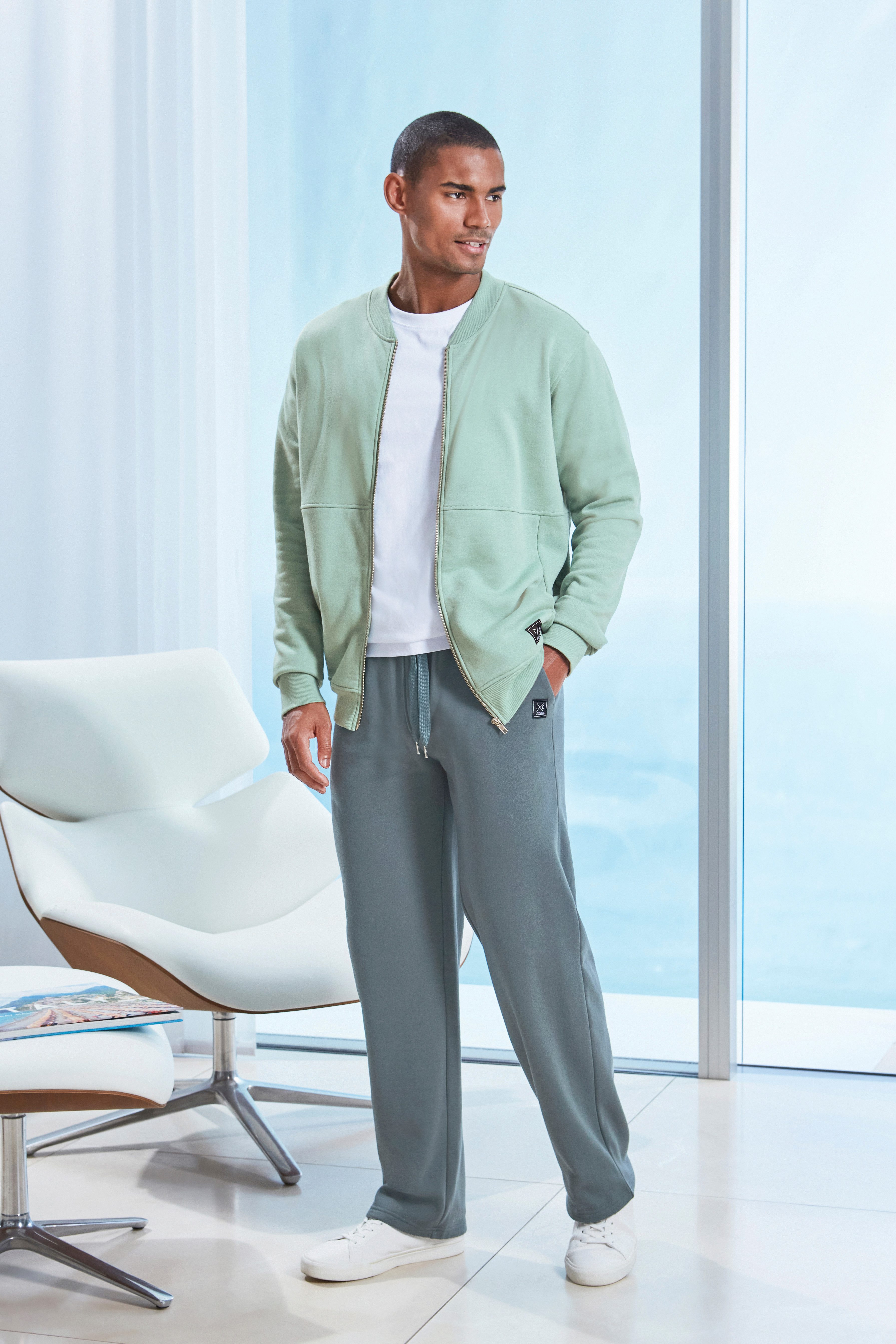 Sweatjacke mit modischer Teilungsnaht