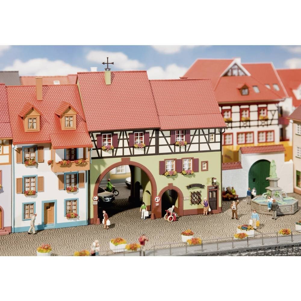 Faller Modelleisenbahn-Gebäude H0 Stadthaus mit Tor 130499