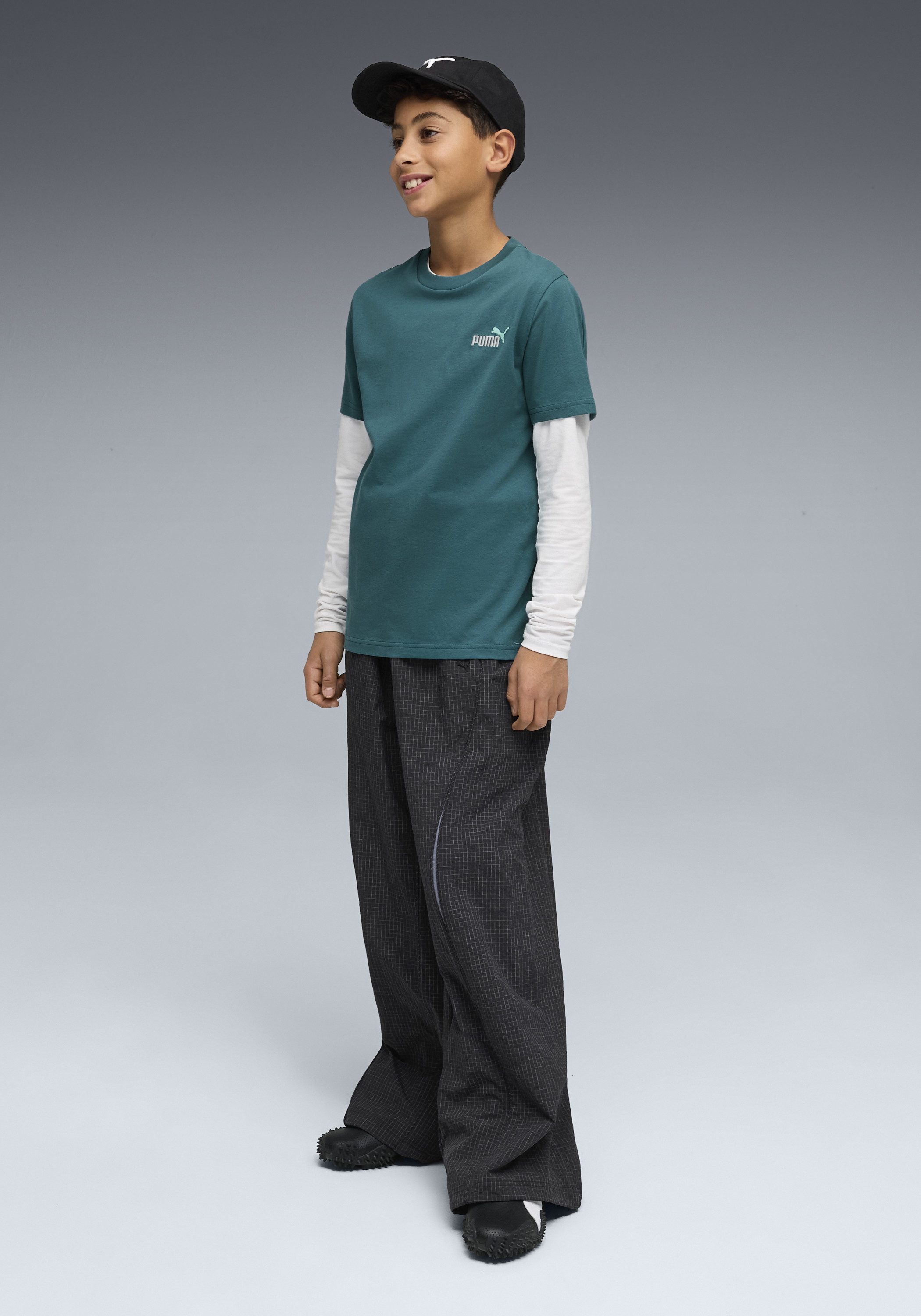 PUMA T-Shirt ESS 2 COLOR SMALL NO 1 LOGO TEE B mit Rundhalsausschnitt, Kurzarm, ohne Kapuze, mit gesticktem Logo
