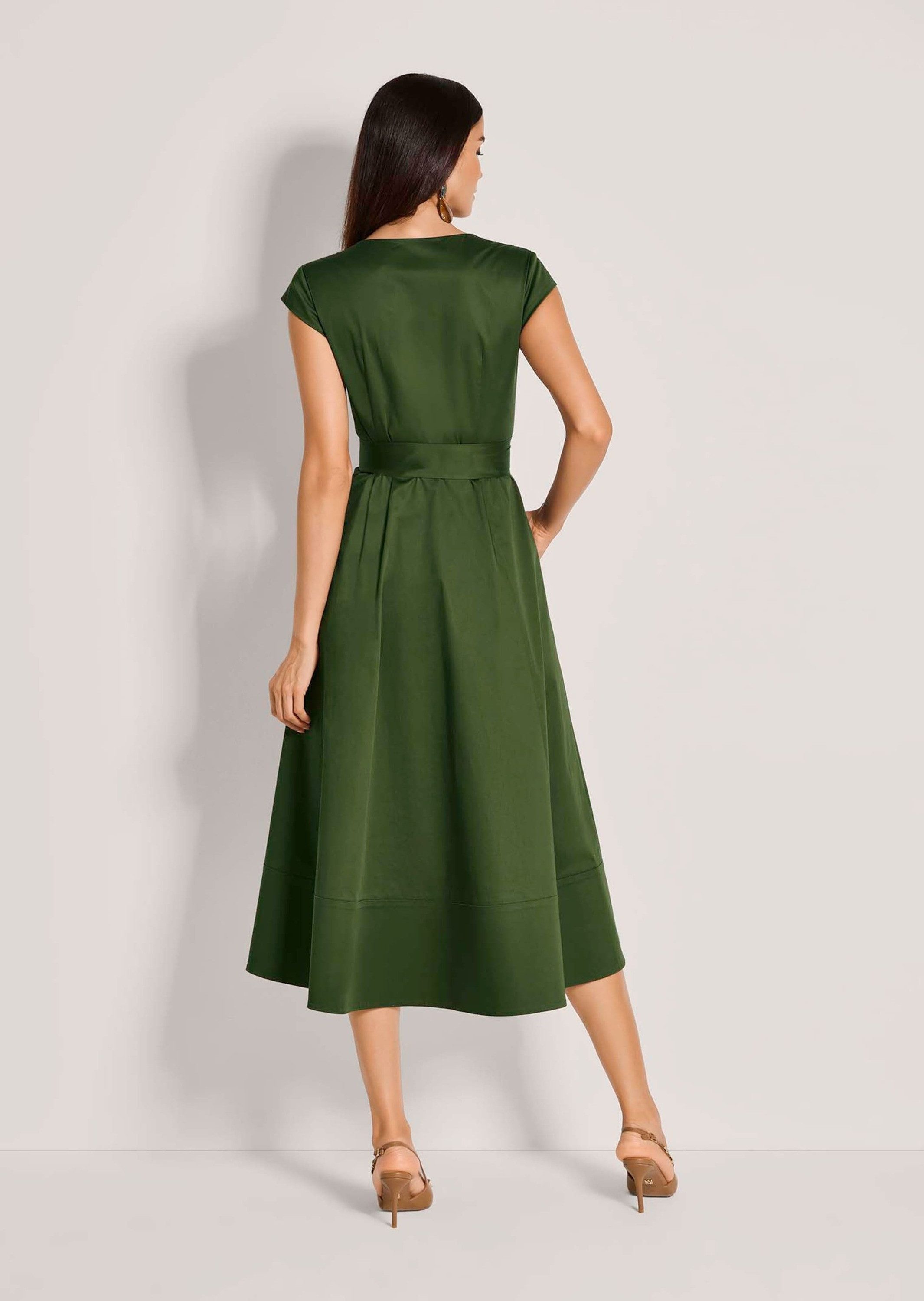 MADELEINE Maxikleid Sommerkleid mit V-Ausschnitt Midikleid mit Bindegürtel, Kurzarm und Wadenlänge