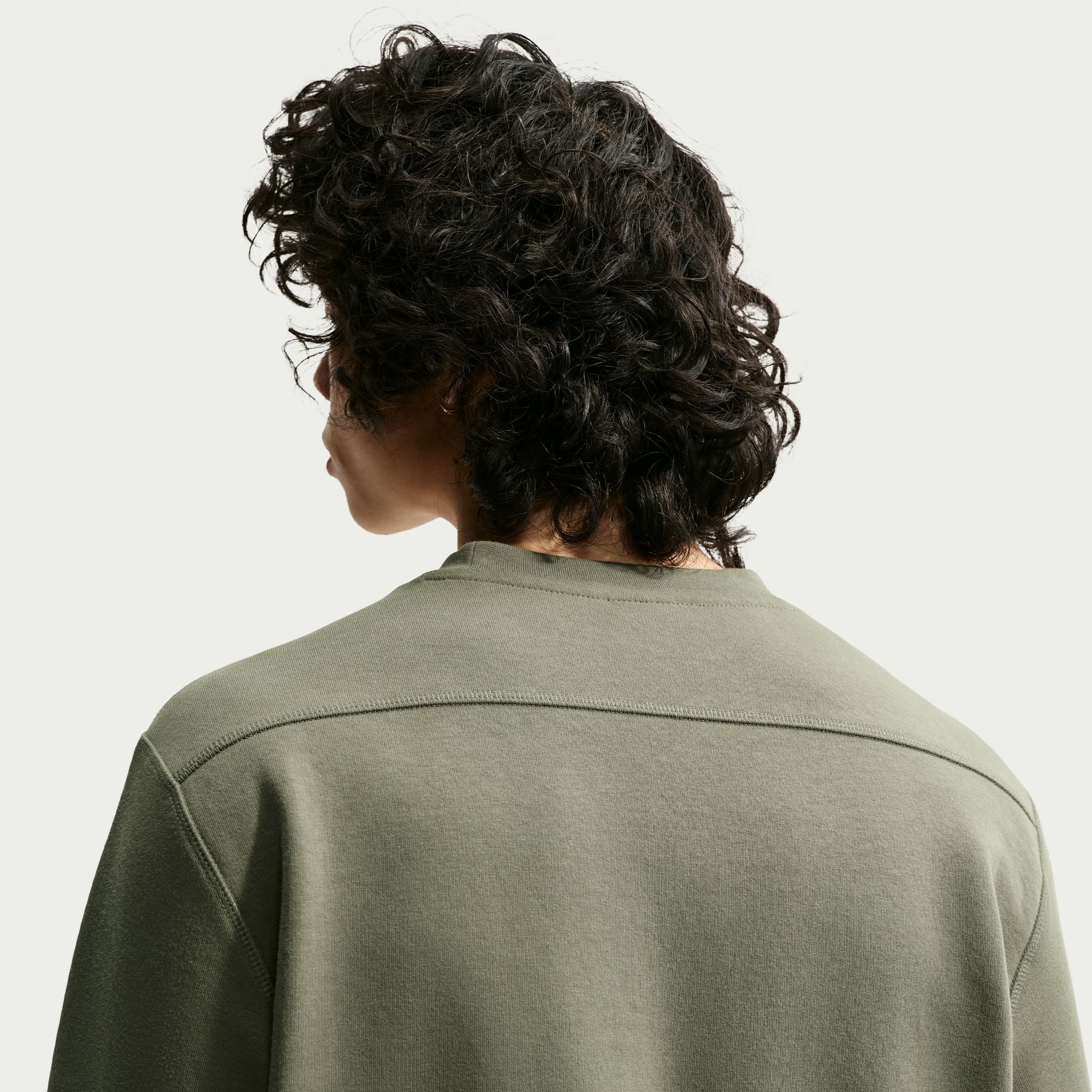 Nike Sportswear Sweatshirt Nike Sportswear Club Men's Long-Sleeve Varsity Crew mit Varsity-inspiriertem Design, in den Größen S bis XXXL erhältlich