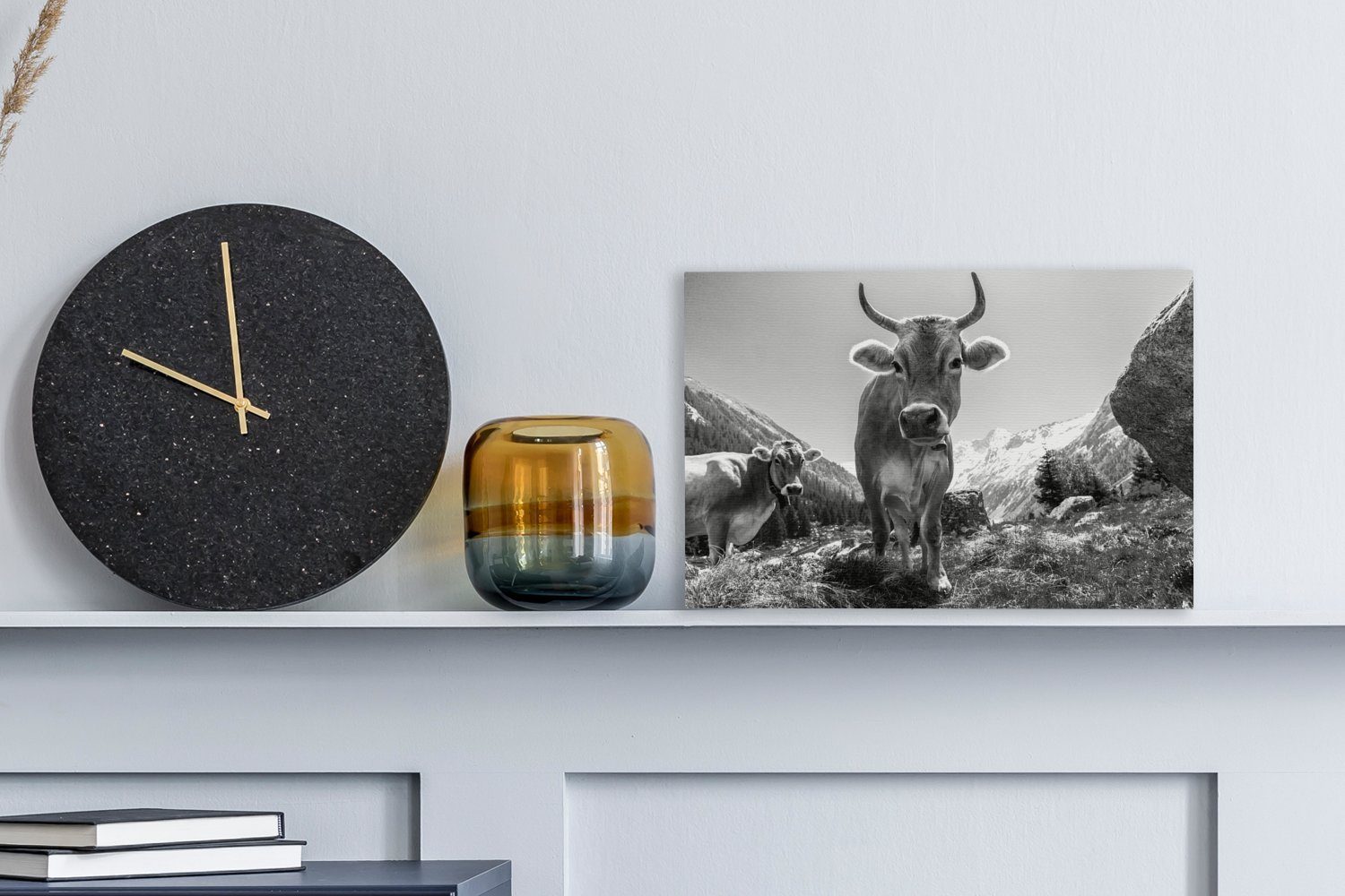 OneMillionCanvasses® Leinwandbild Eine Alpenkuh vor einem günstig online kaufen