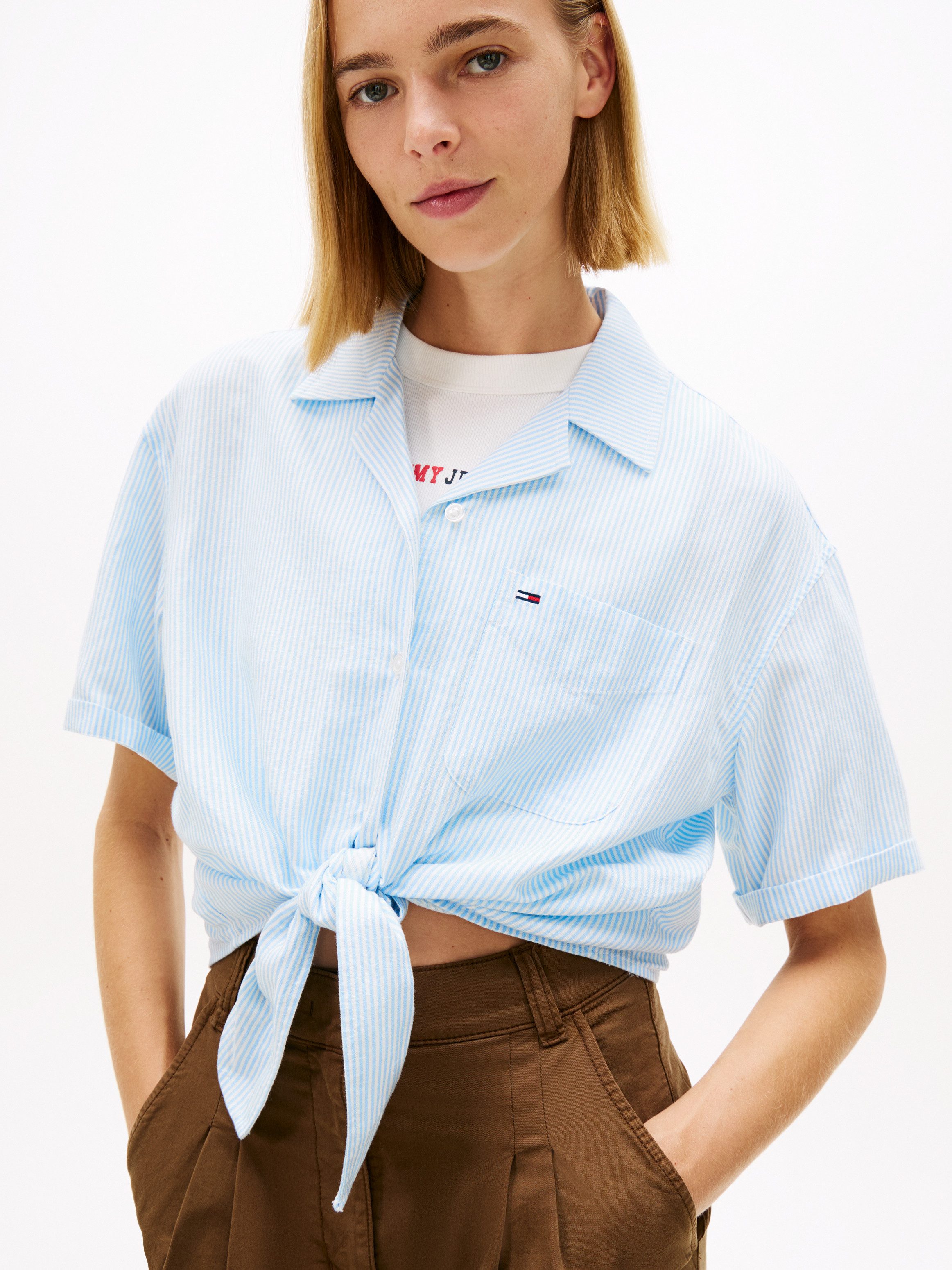Tommy Jeans Kurzarmbluse TJW TIE FRONT LINEN SHIRT mit Knoten-Detail am Saum, Relaxed Fit
