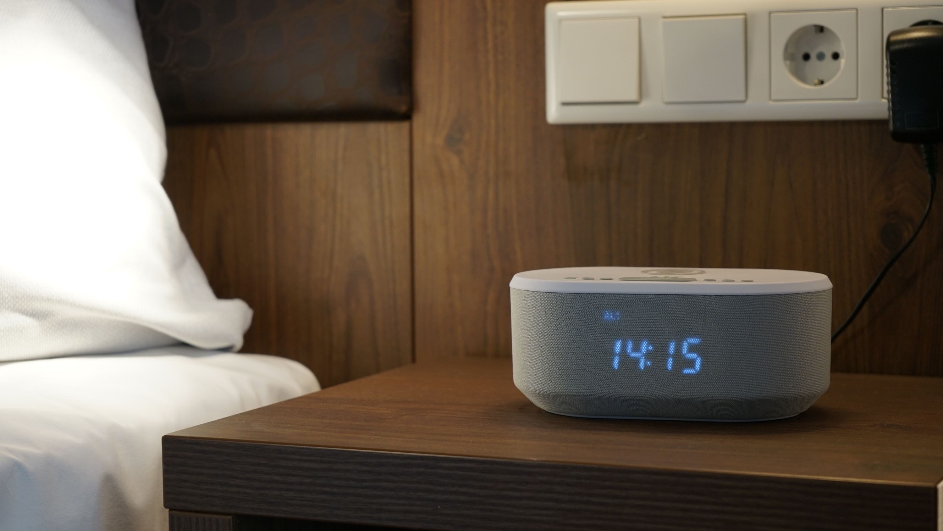 AIC AIC 18 BT weiss Radio (Radiowecker Designer Uhrenradio USB Bluetooth Induktives Laden)