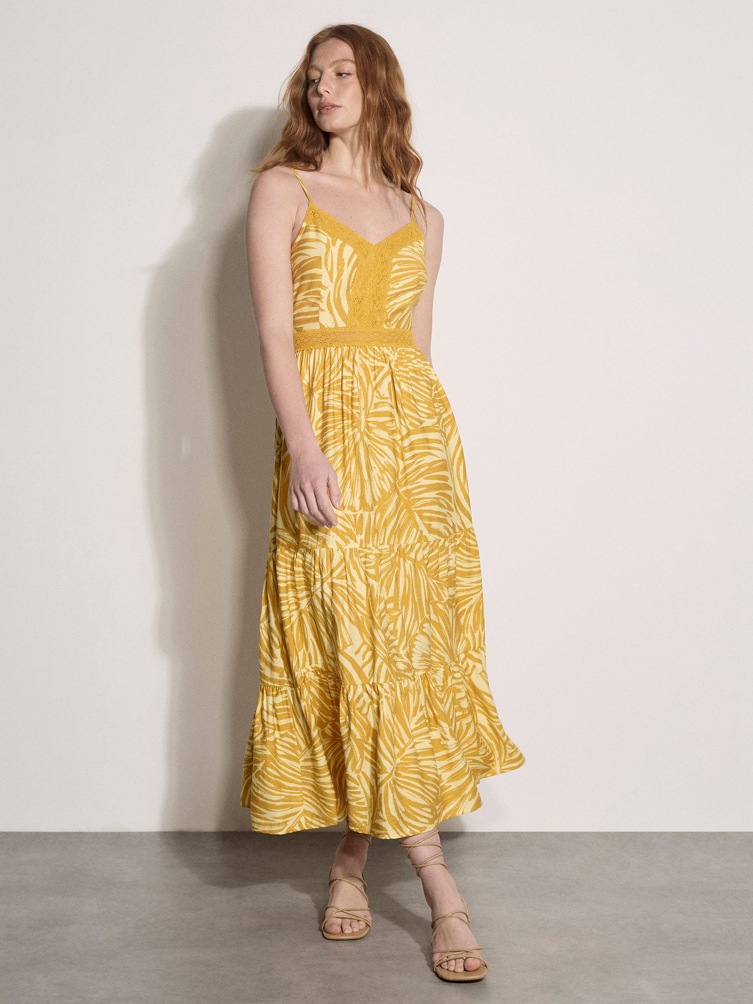 Apricot Maxikleid Cami-Maxikleid mit abstraktem Blattmuster und Spitze