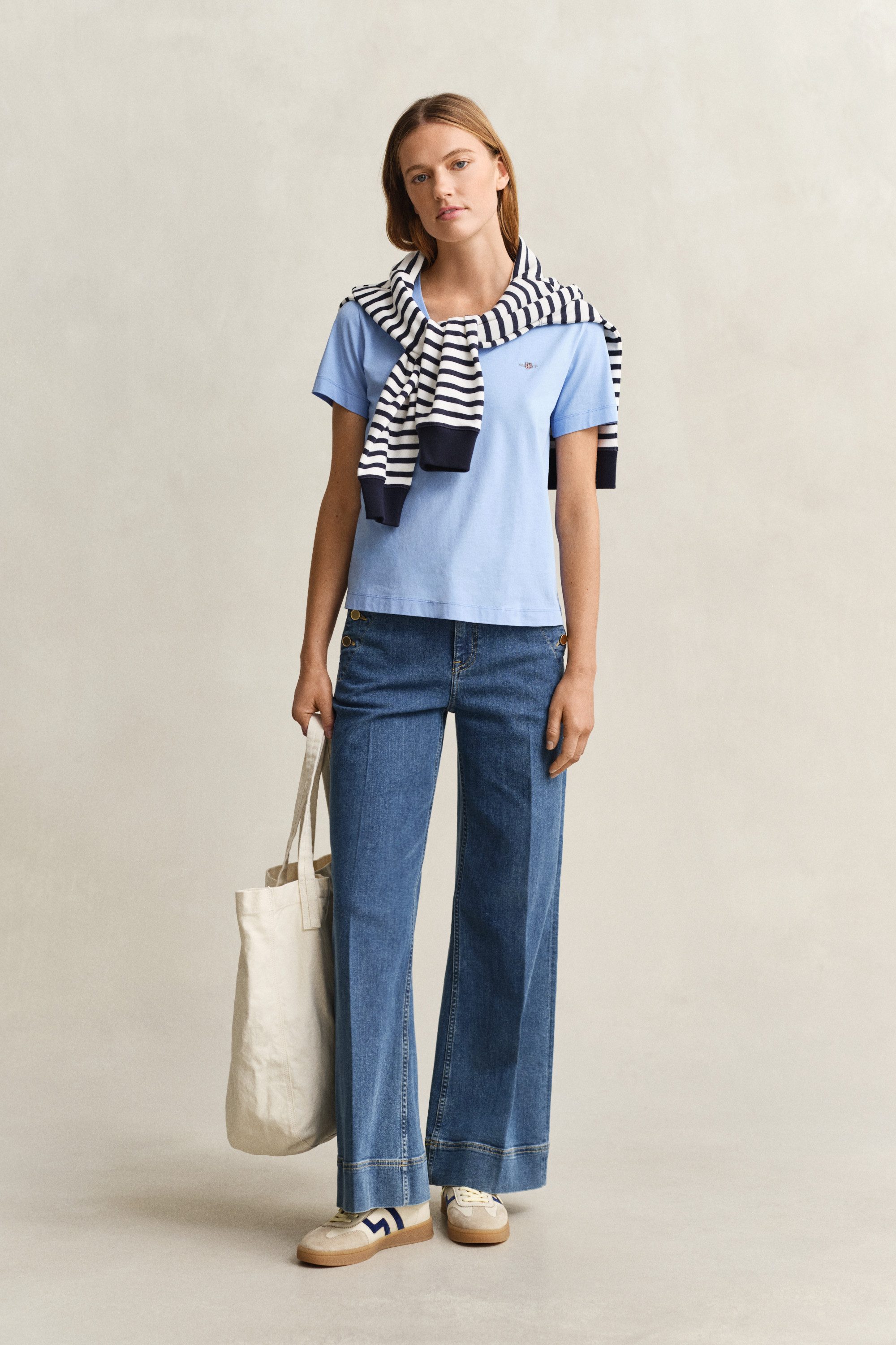 Gant T-Shirt REG SHIELD KA V-NECK T-SHIRT mit einer kleinen Logostickerei auf der Brust