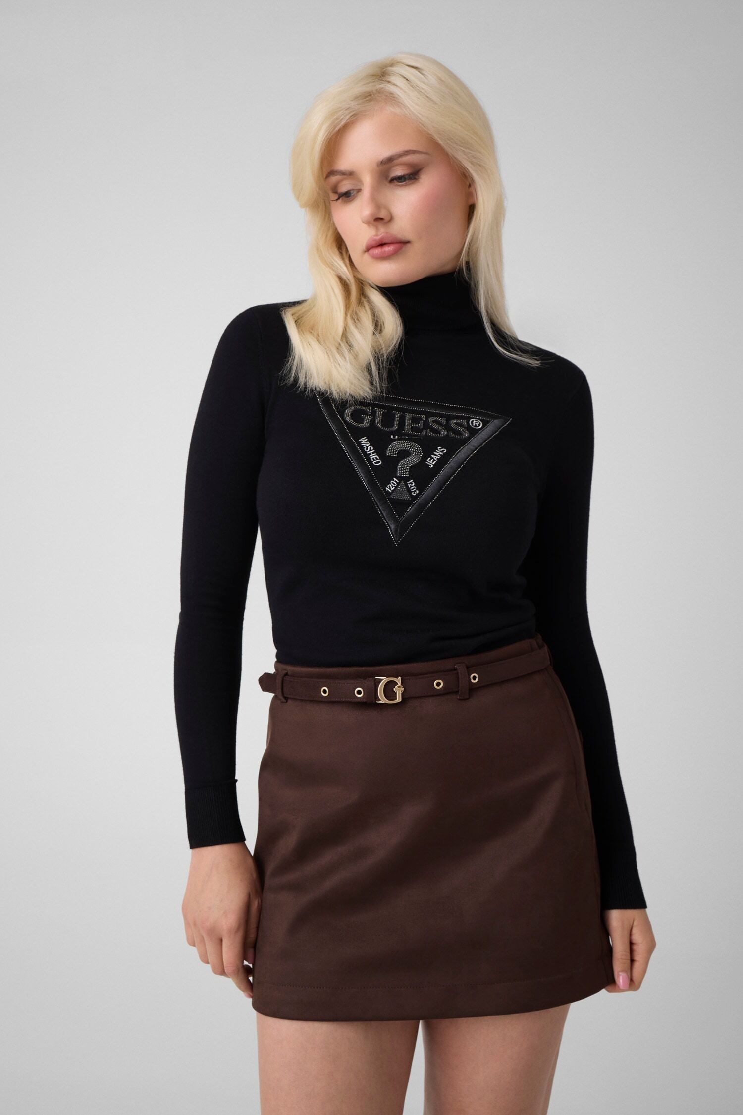 Guess Rollkragenpullover LS TN HALLIE TRIANGLE LOGO SWT aus Viskosemix, Dreiecks-Logo