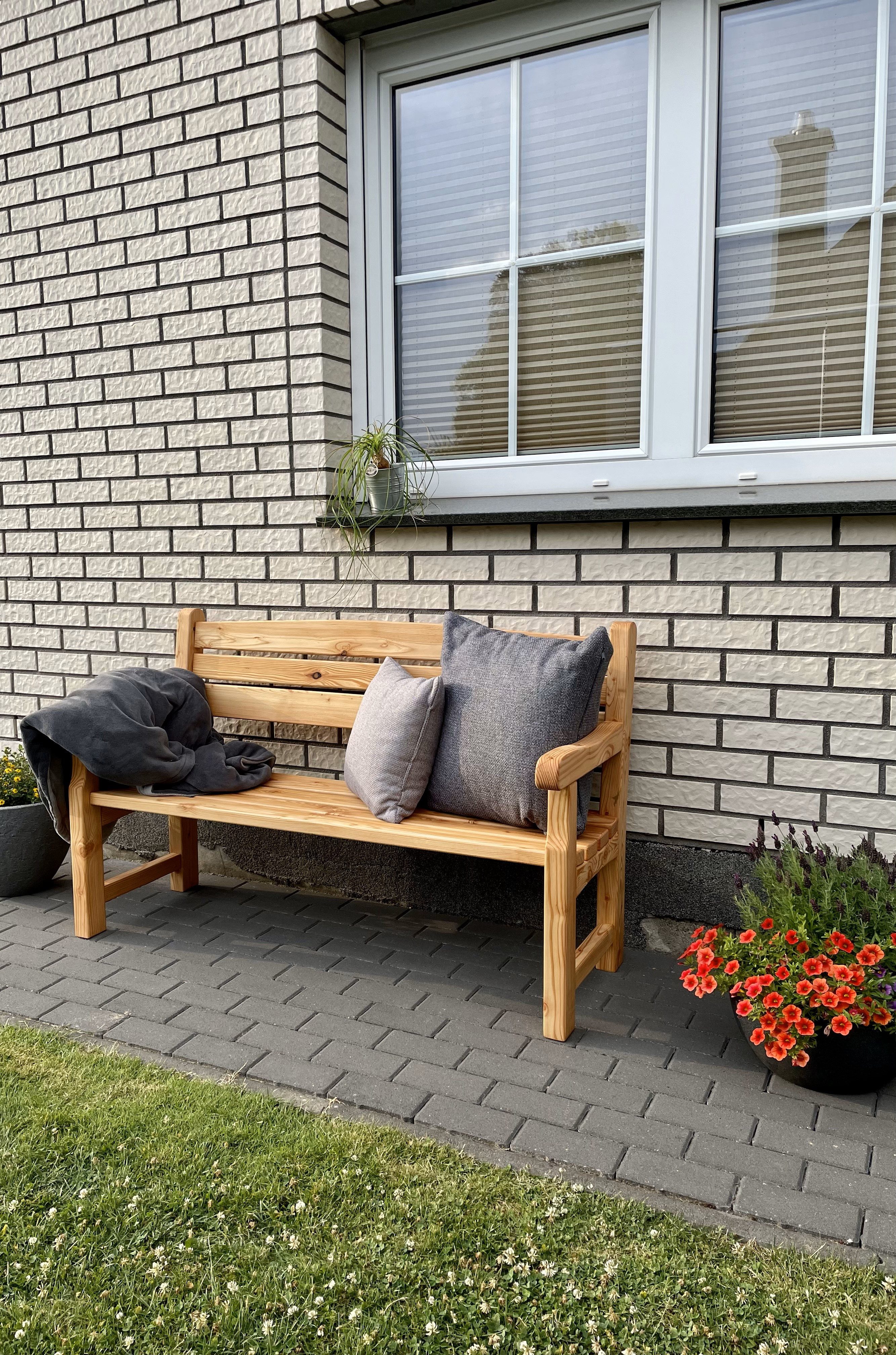 LosBudos Gartenbank aus heimischer Lärche - Kostenlose Gravur mit Ihrem Wunschtext