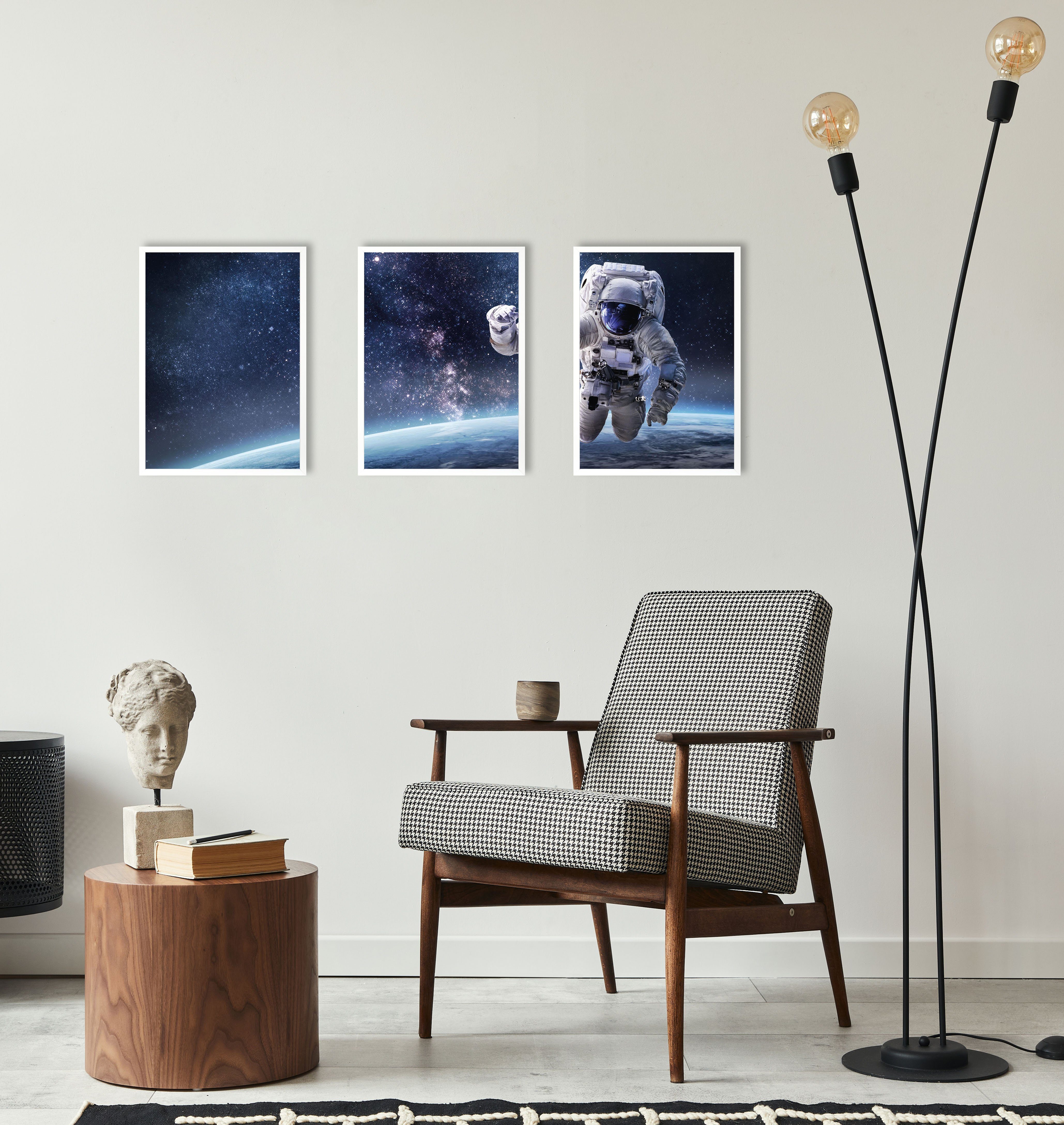 queence Bild mit Rahmen Astronaut - Weltall - Weltraum - Gerahmter Digitaldruck - Wandbild, Astronaut (3er-Set), 3x 30x40 cm - Holzrahmen - Dekoration - Weißer Rahmen - Triptychon