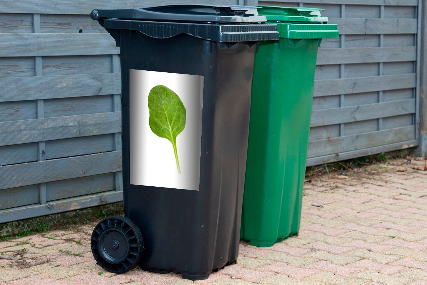 weißen Ein Mülltonne, Container, MuchoWow vor Sticker, Wandsticker St), einem Mülleimer-aufkleber, (1 Abfalbehälter Hintergrund Spinatblatt
