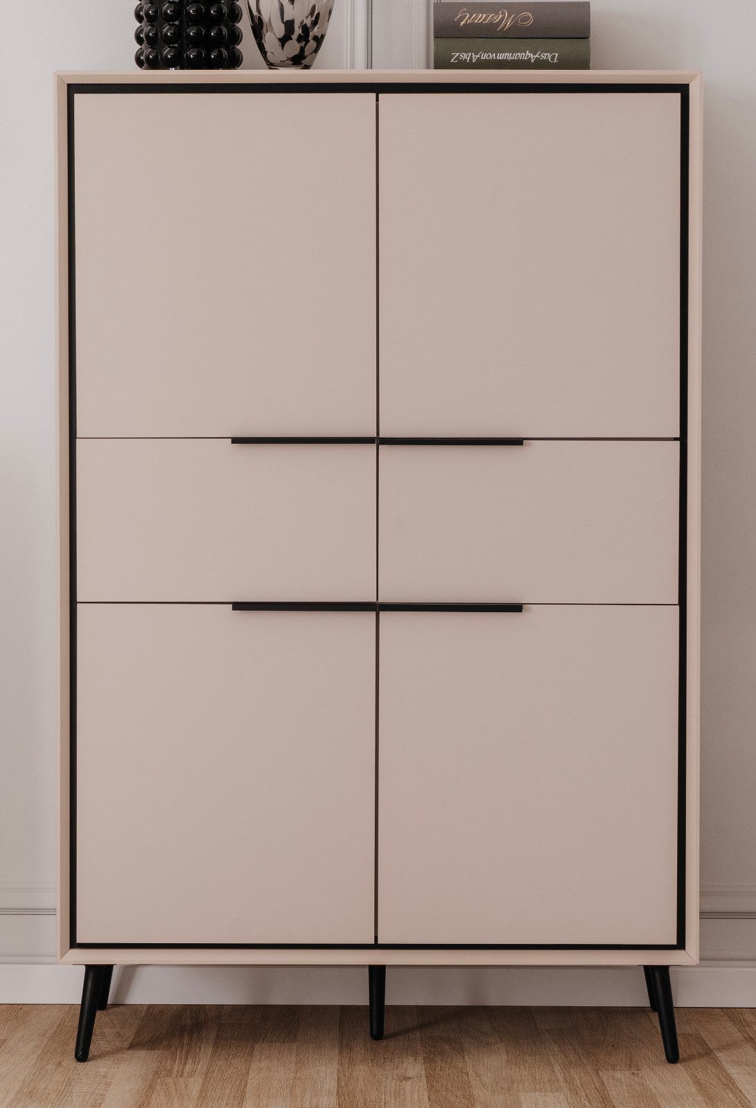 Furn.Design Highboard Brebbia (Hochkommode in Kaschmir / Sand mit Schwarz, 4-türig, 90 x 140 cm), mit Soft-Close
