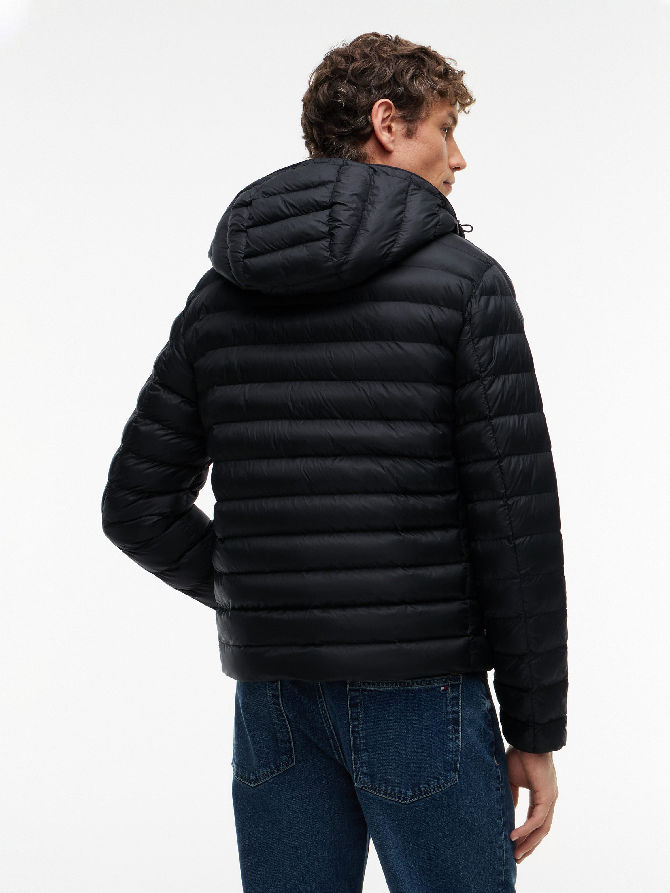 Tommy Hilfiger Steppjacke PACKABLE RECYCLED HOODED sportive Kapuze mit Global Stripe – Bild 4 von 5