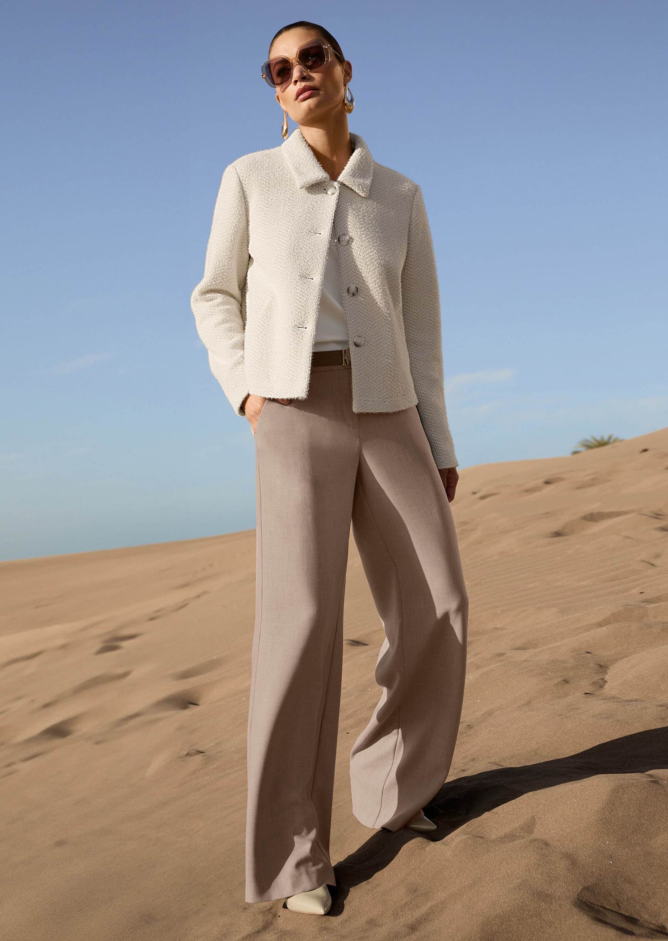 MADELEINE Kurzblazer Eleganter Damenblazer mit Hornknöpfen Kastige Form, stilvoller Klappkragen, Fransengarn im Wellen-Look