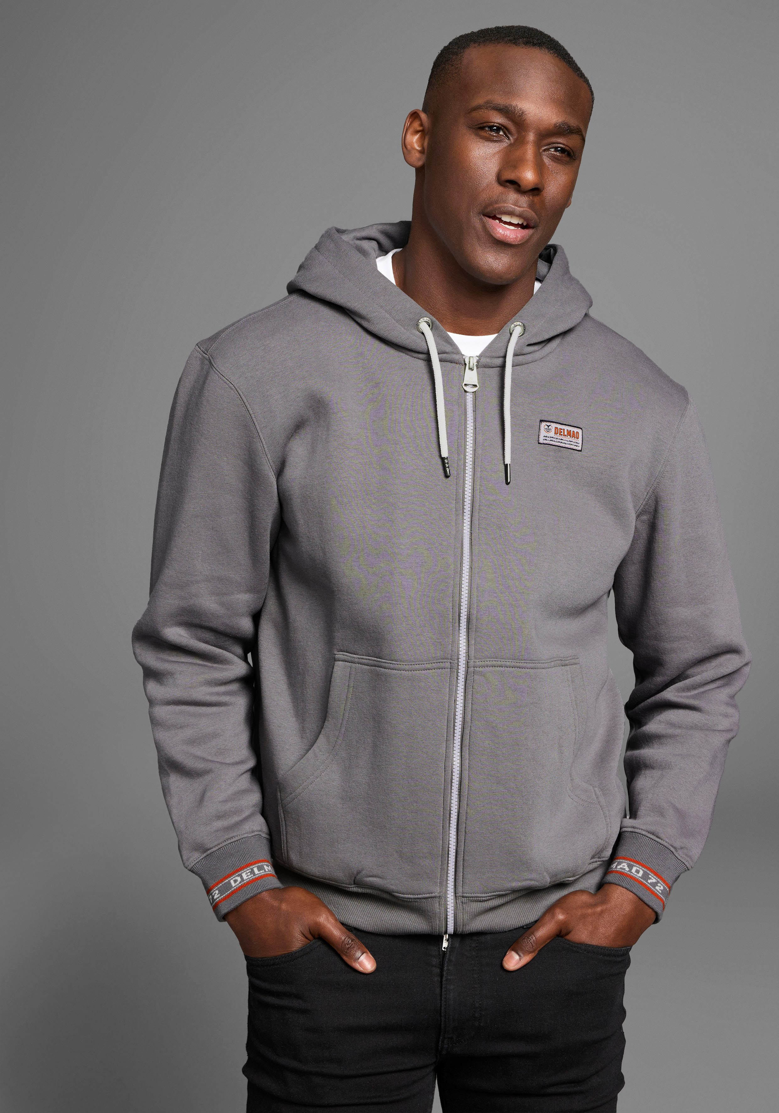 DELMAO Kapuzensweatjacke mit kontrastfarbenen Reißverschlüssen günstig online kaufen