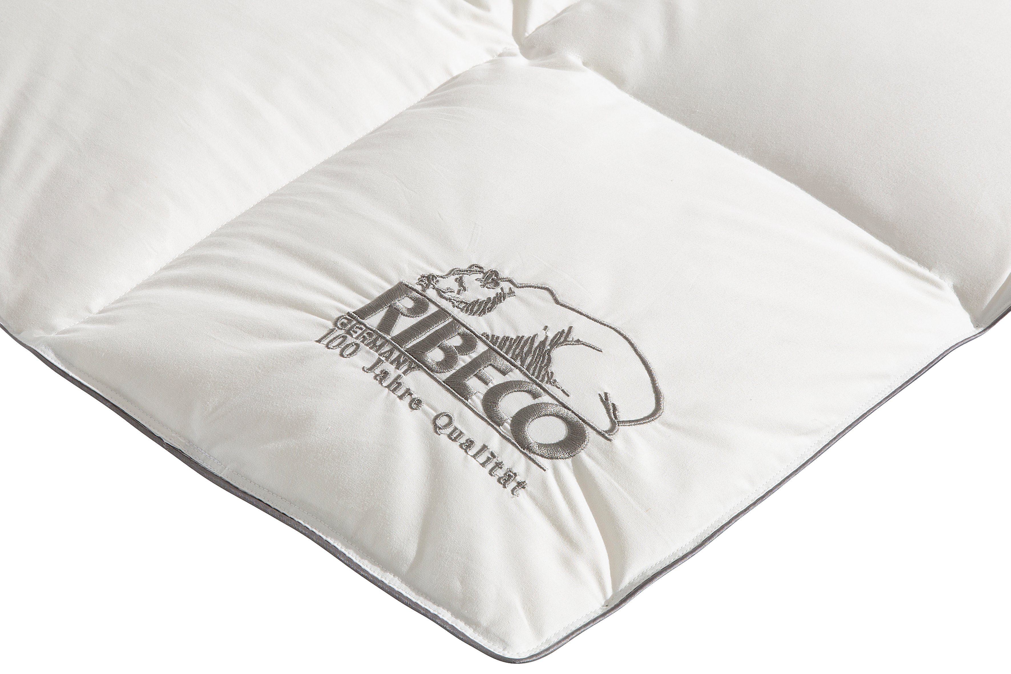 RIBECO Daunenbettdecke Eve Bettdecke in 135x200 und 155x220cm und weiteren Größen, Füllung: 90% Daunen, 10% Federn, Bezug: 100% Baumwolle, Topseller, Daunen und Federn, Daunendecke, Federdecke, Made in Germany