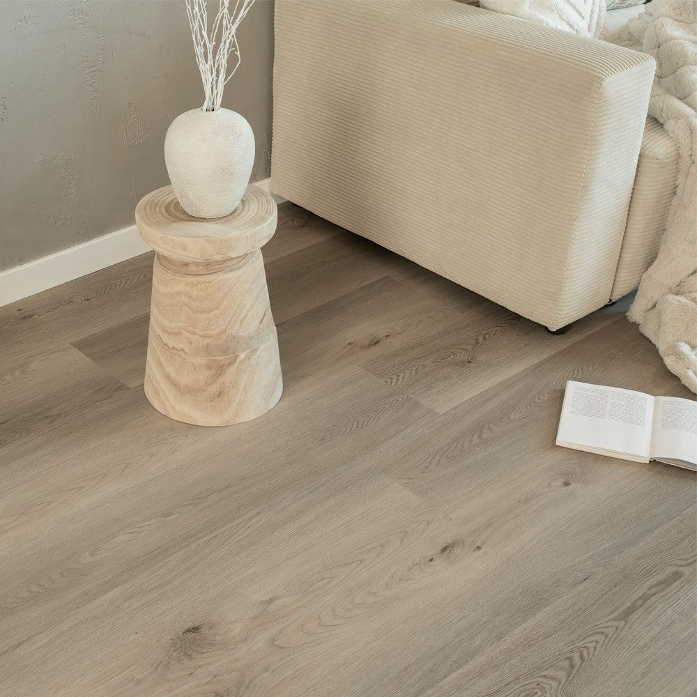 HOME DELUXE Vinylboden Klick-Vinylboden mit Trittschall Eiche - LOMEA, Feuchtraumbereich geeignet, Integrierte Schalldämmung, Fußbodenheizung geeignet, Vinylbodenbelag in Holzoptik, Dielenboden