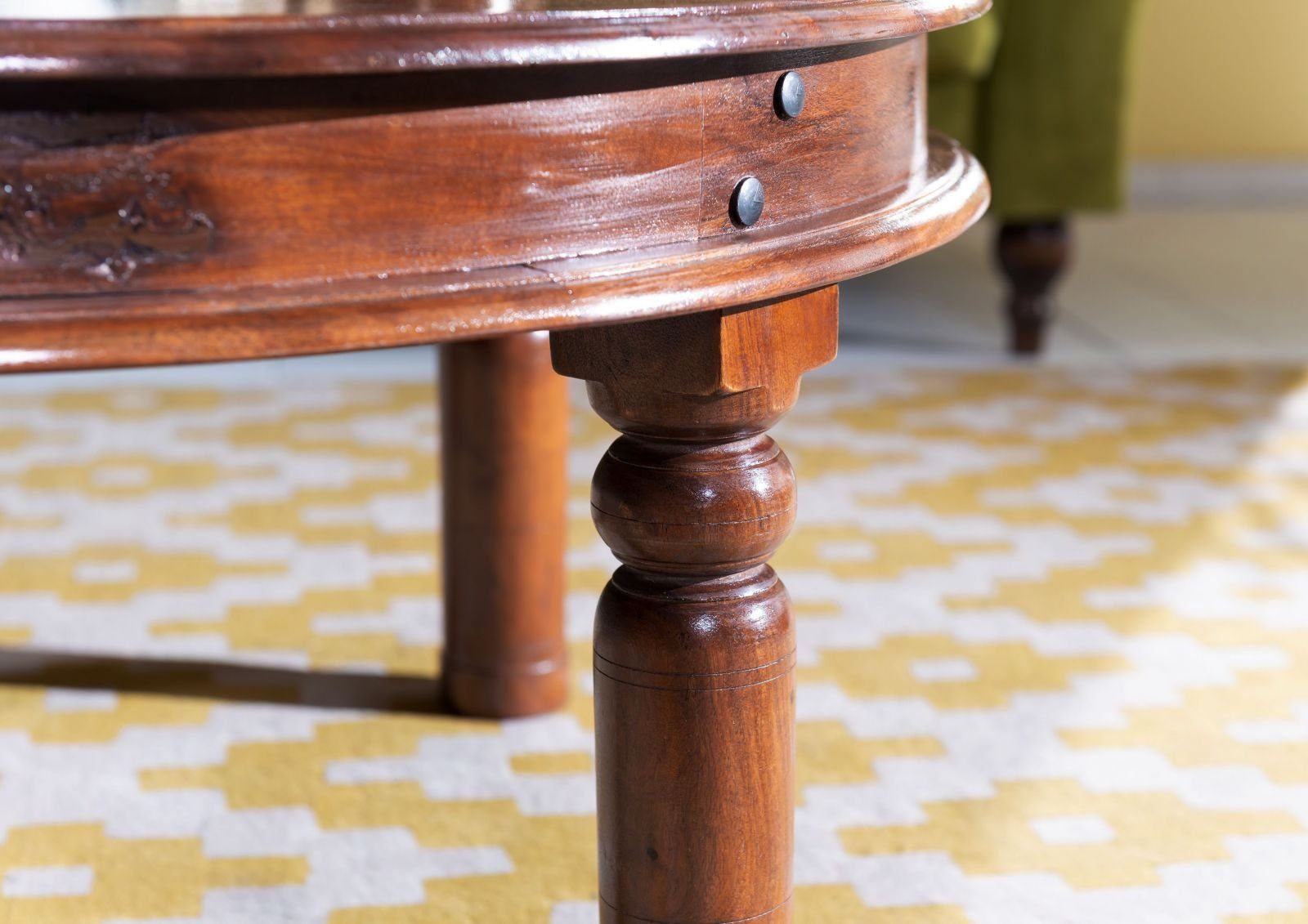 Massivmoebel24 Couchtisch OXFORD (90x90x45, runder Couchtisch massives Akazienholz im Landhausstil), hochwertiges Edelholz;authentische Holzadern;aufwendige Schnitzereien