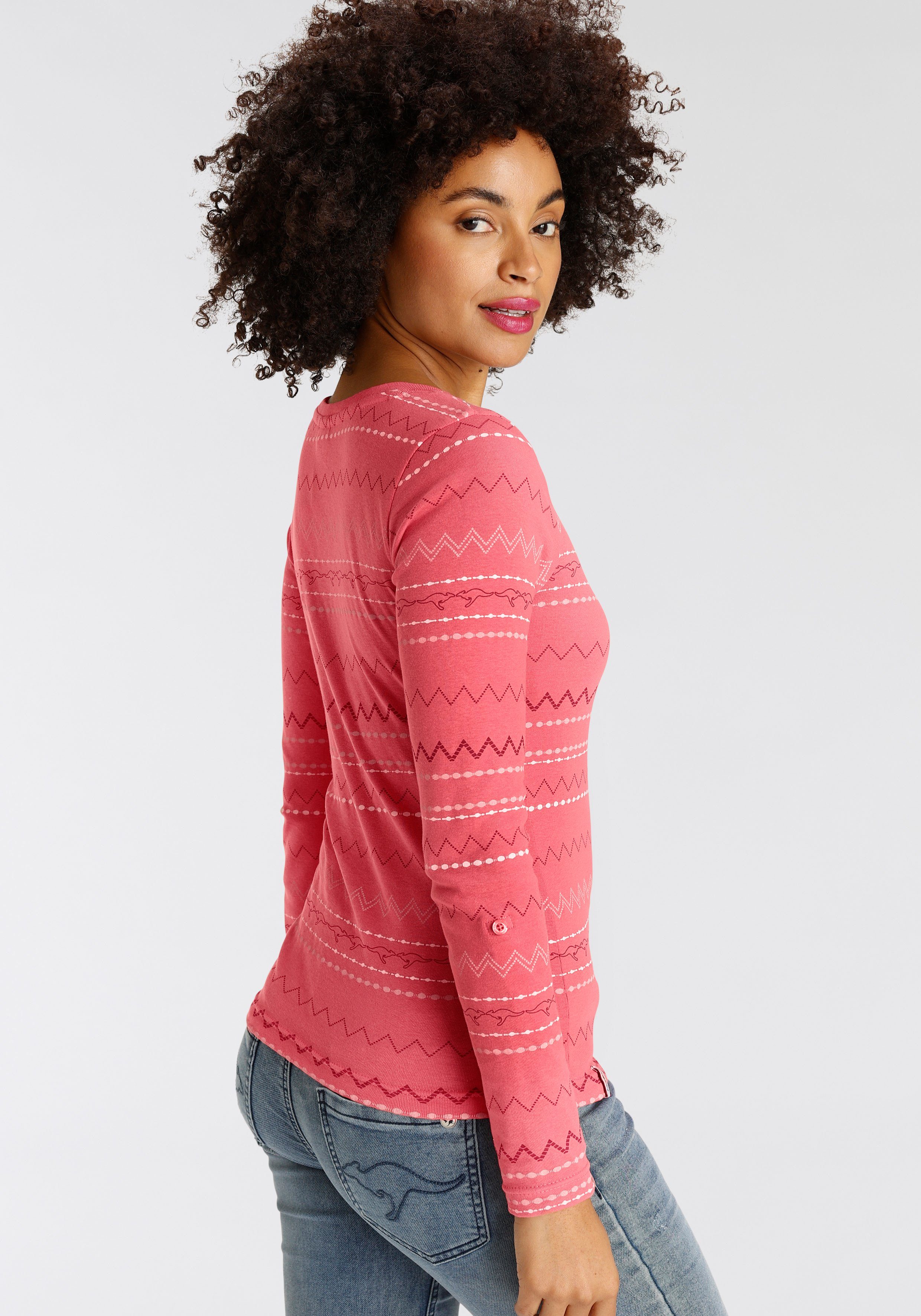 KangaROOS Langarmshirt sehr figurbetonte Passform, mit Zick-Zack-Muster, aus 100% Baumwolle