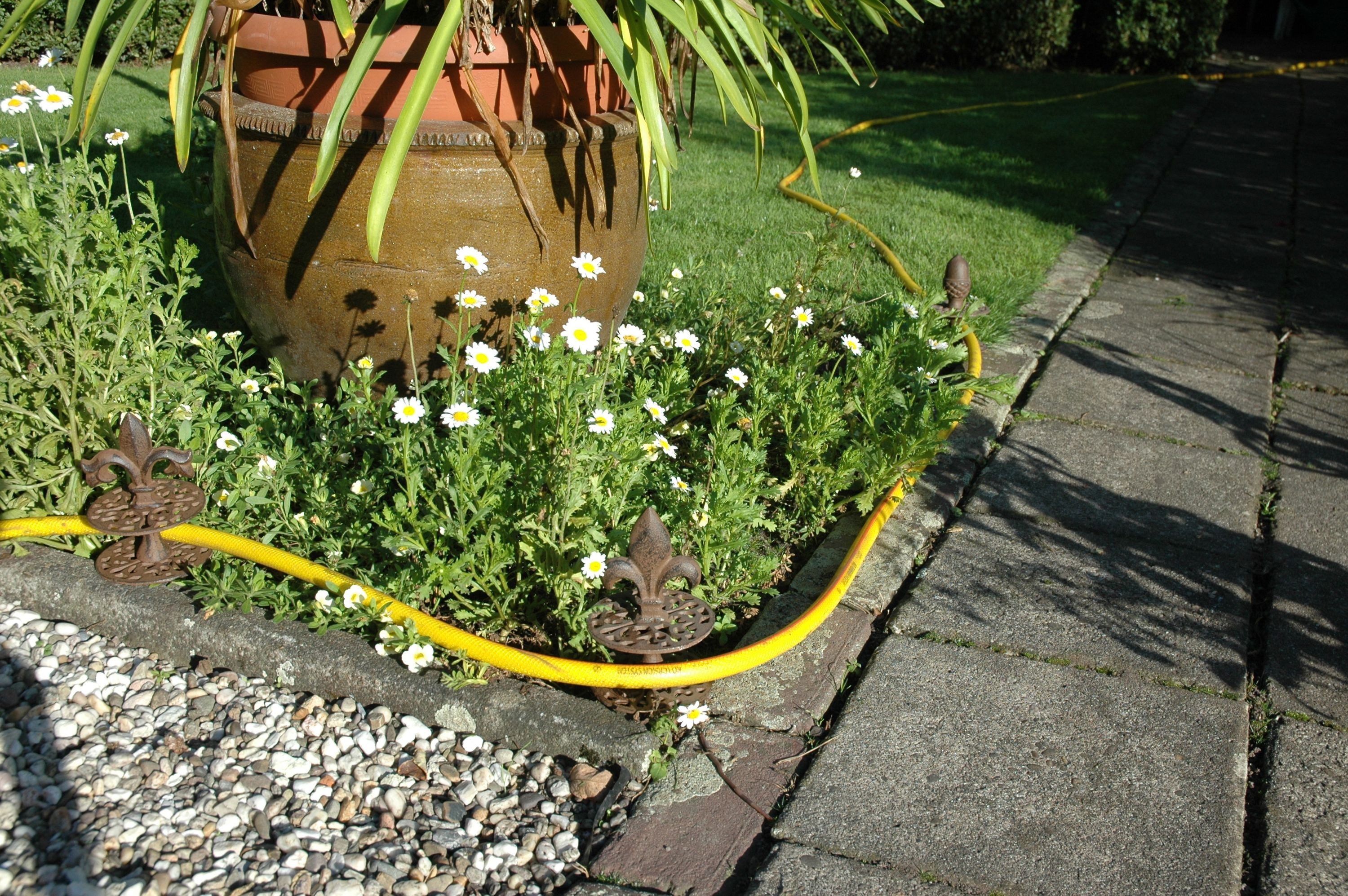esschert design Wandschlauchhalter Gartenschlauchführung Schlauchführung Lilie Bewässerungssystem Garten, (1 x Gartenschlauchführung)