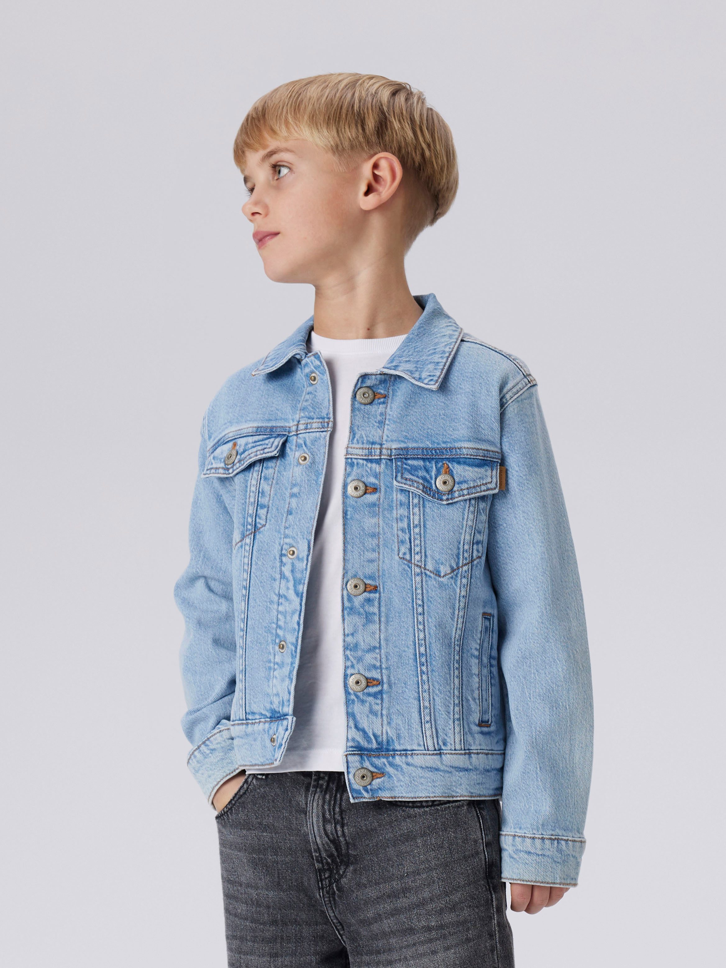 Name It Jeansjacke NKMJAGGER für Jungen mit Brusttaschen und elastischem Denim regular fit, Denim, Abriebeffekte, Umlegekragen