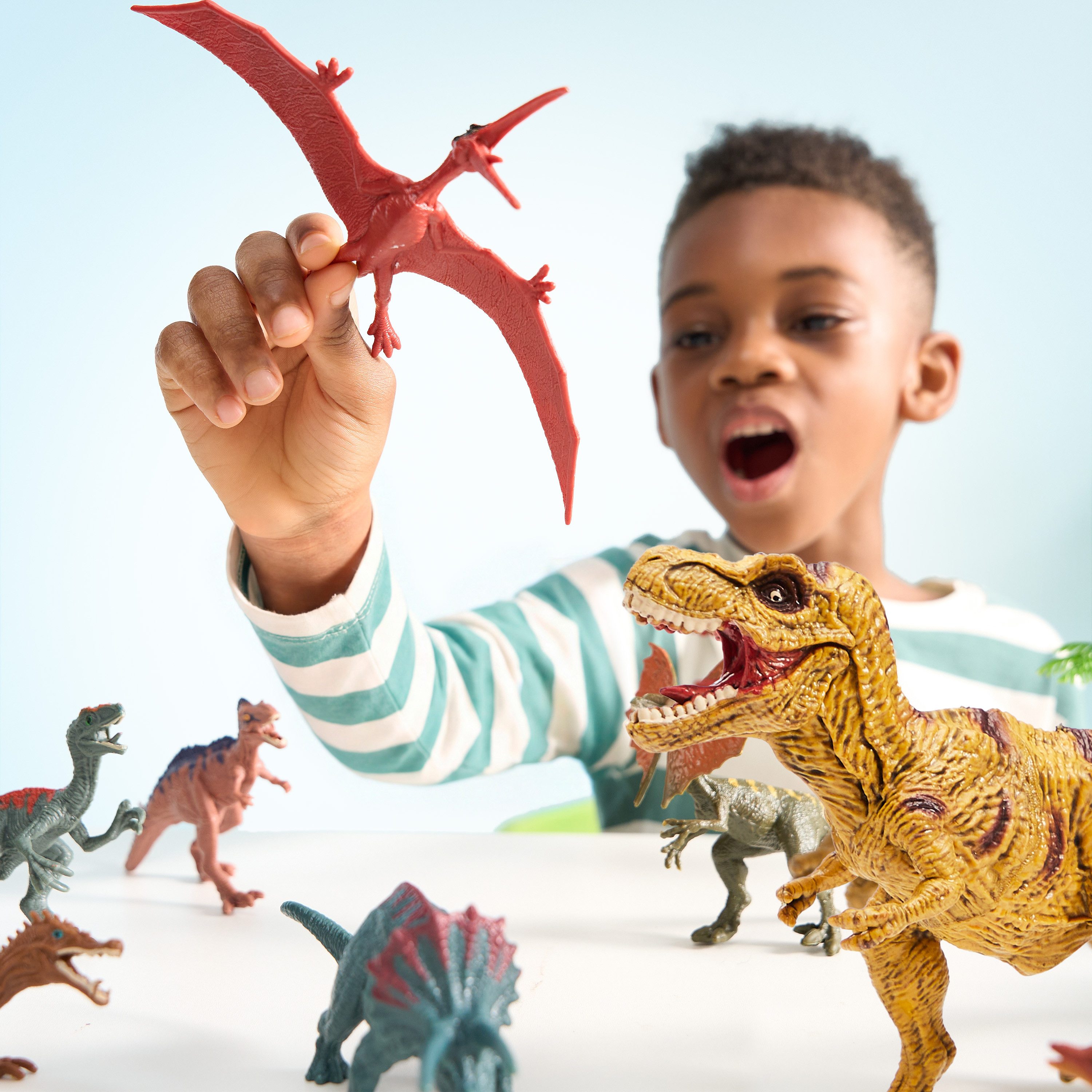 JOYIN Spielfigur JOYIN 19-tlg. Dino-Spielmatte mit 12 real. Figuren & Urwald-Motiv, (19-tlg)