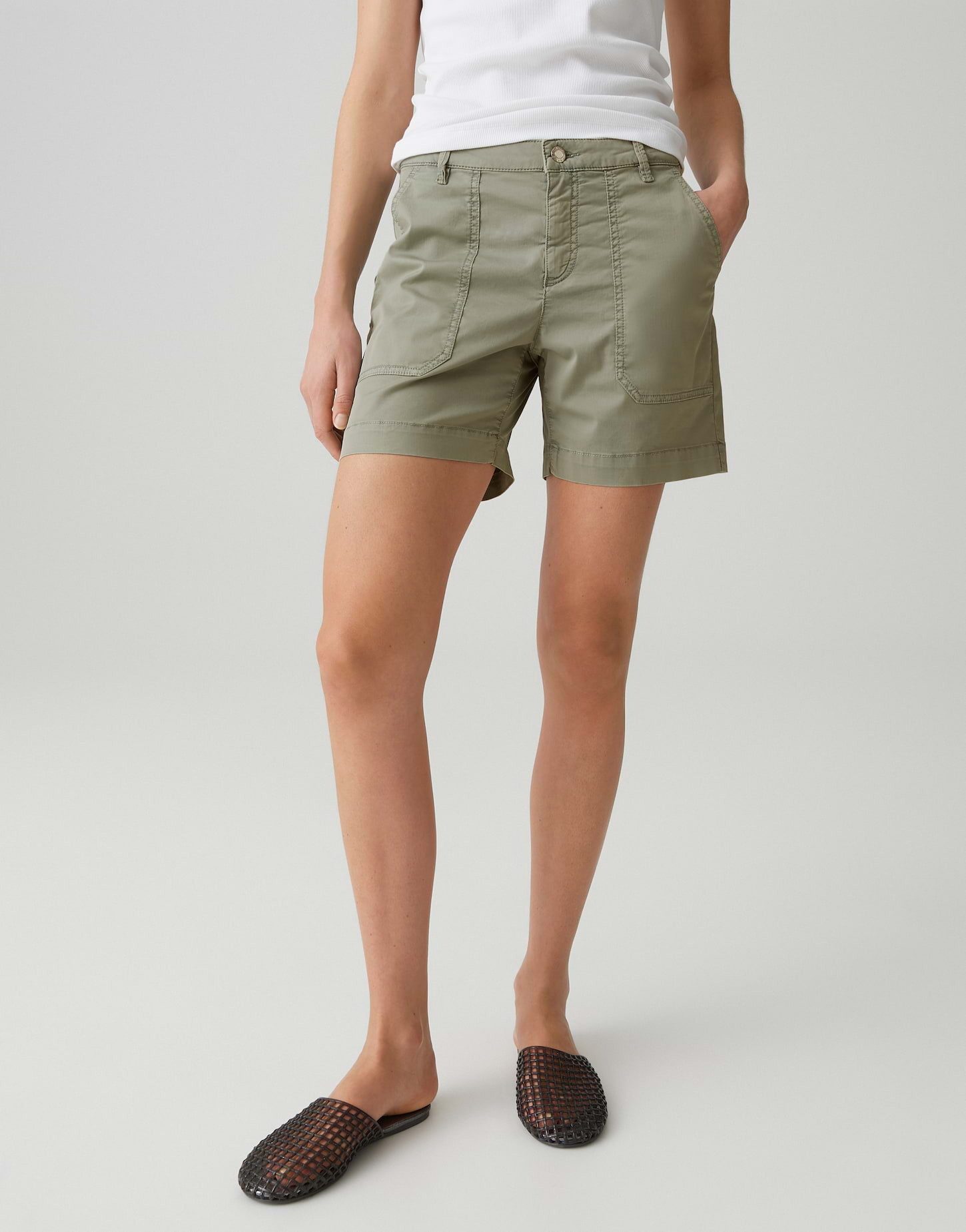 OPUS PANTS Shorts Lisana cool shorts Praktische Taschen runden den entspannten Look ab