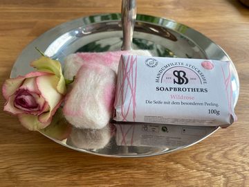 Soapbrothers Handseife Naturkosmetik Bio Seife mit Filzmantel - Bis zu 4-mal ergiebiger als herkömmliche Stückseifen in nachhaltiger Verpackung - Wild Rose 100g, 1-tlg., Filzseife, Naturkosmetik