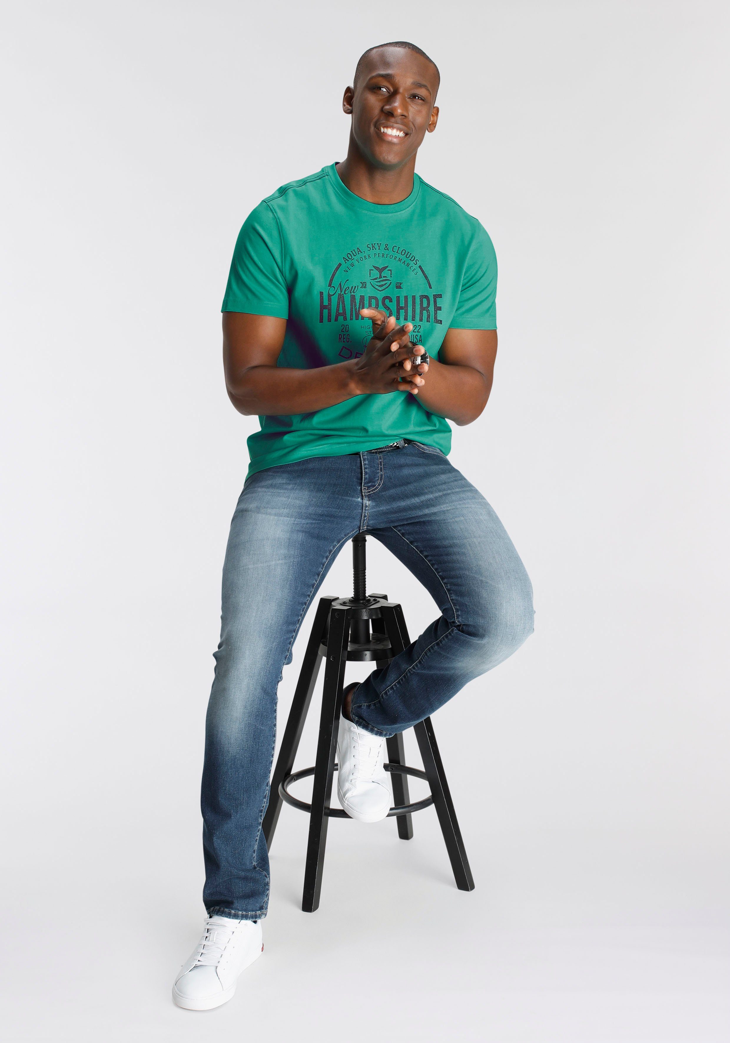 DELMAO T-Shirt Kurzarm, lässige Passform, mit peppigem Print, aus Baumwolle