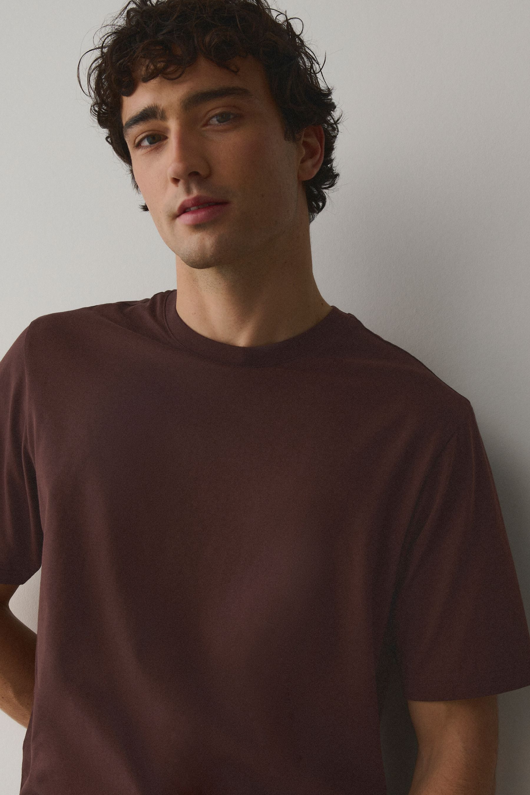 Next T-Shirt Essential Regular Fit Rundhals-T-Shirt (1-tlg) – Bild 2 von 5