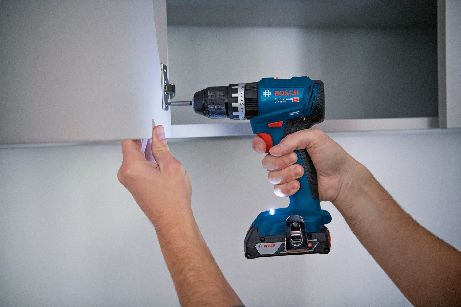 Bosch Professional Akku-Schlagbohrschrauber GSB 18V-45 Professional, inkl. 2 Akkus, Ladegerät und 82-tlg. Zubehör-Set