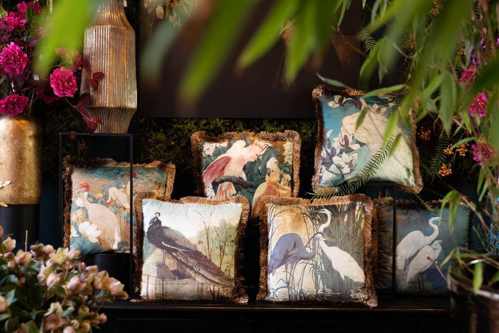 Mars & More Dekokissen Kissen Deko Kakadu Motiv Tropisch Bunt mit goldenen Franzen 45 cm, Vogelmotiv