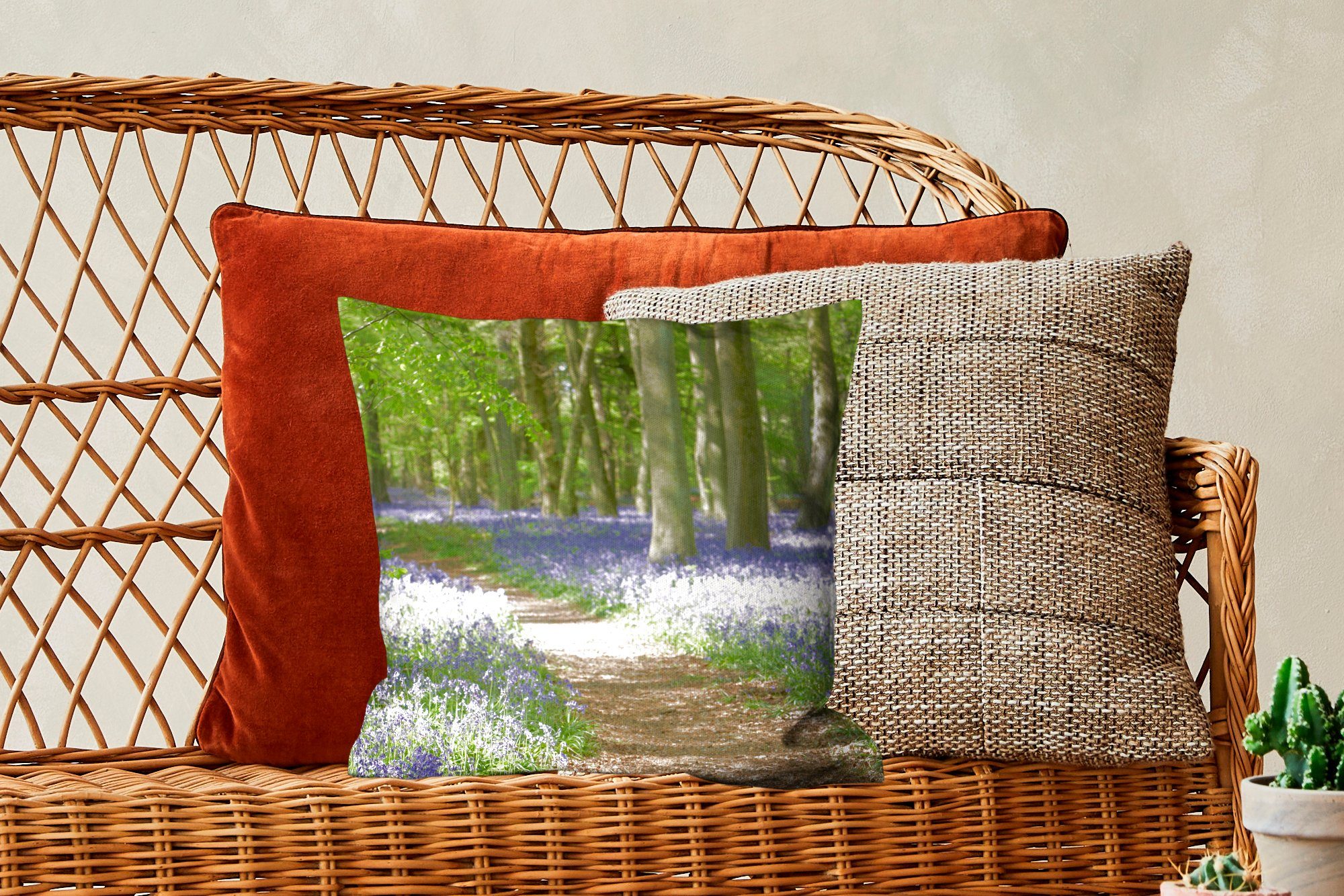 MuchoWow Natur, - Schlafzimmer, mit - Weg - für Deko, Wohzimmer, - Grün - Zierkissen Lila Füllung Wald Blumen Sofakissen Dekokissen