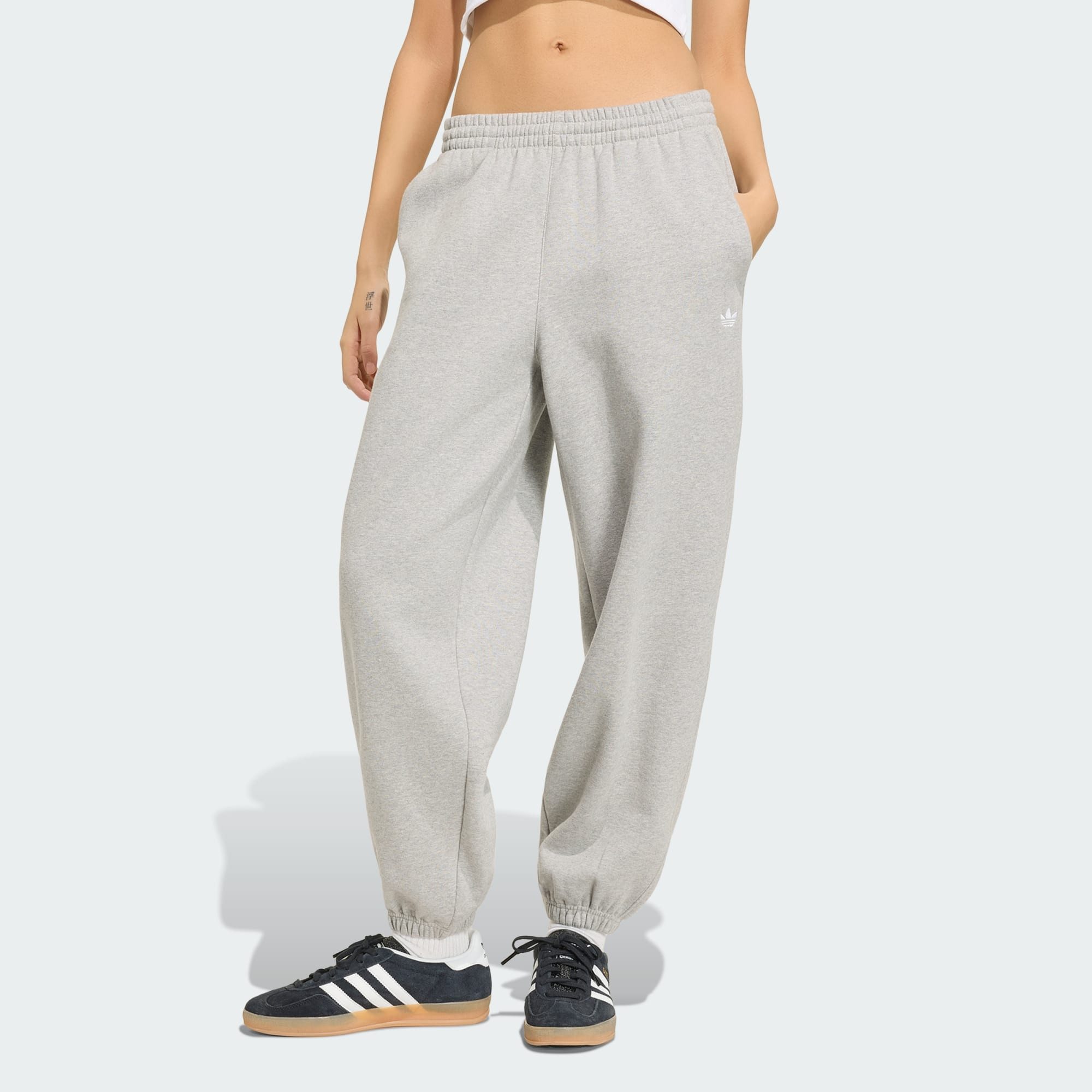 adidas Originals Jogginghose ESSENTIALS FLEECE-JOGGINGHOSE, LOCKERE PASSFORM (1-tlg)