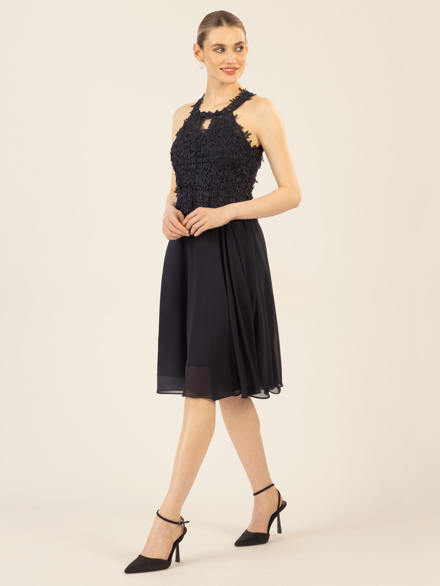 Apart Cocktailkleid aus einer Plastischen Spitze günstig online kaufen