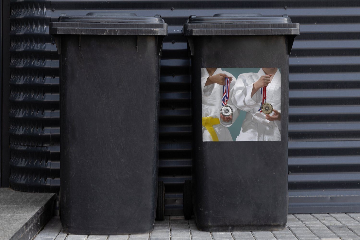 MuchoWow Wandsticker Zwei Judoka (1 Silbermedaille und Container, Abfalbehälter die Mülleimer-aufkleber, halten Sticker, St), Mülltonne, Gold