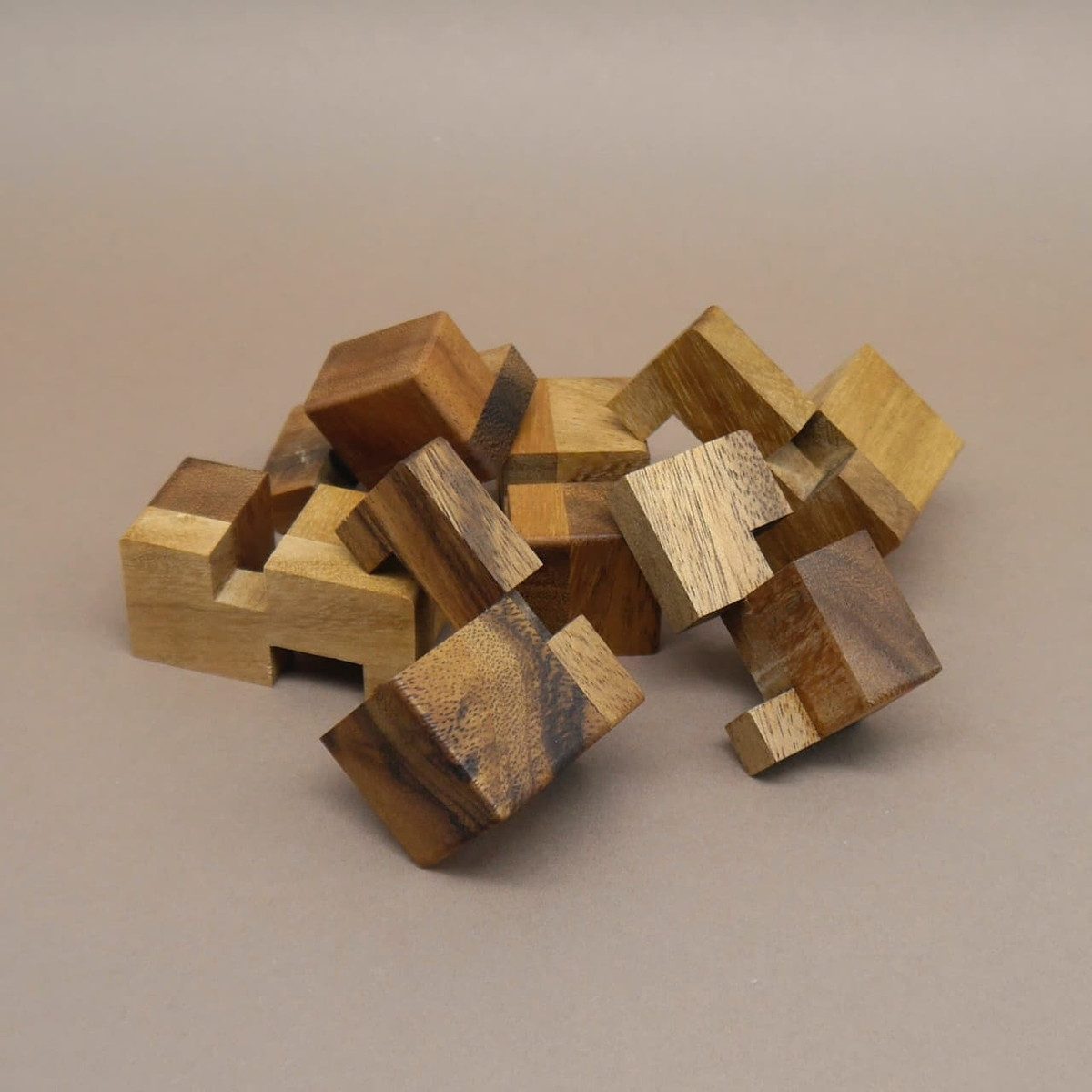ROMBOL Denkspiele Spiel 6 PIECES IN A CUBE - schönes Geduldsspiel, Knobelspiel, Holzpuzzle