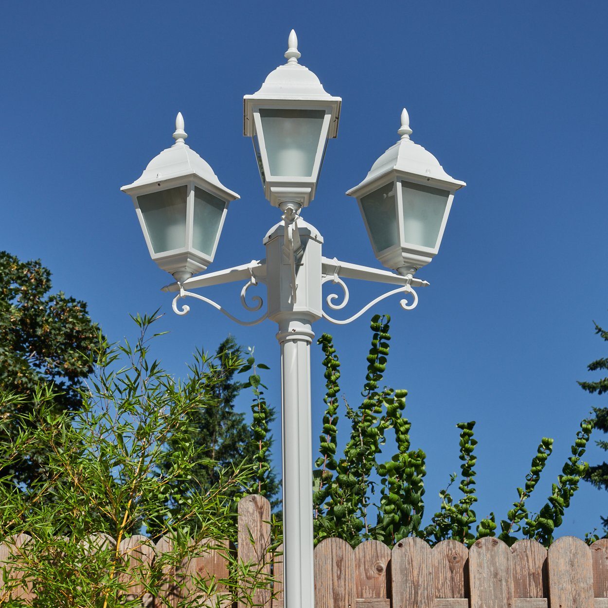 hofstein Außen-Stehlampe moderne Wegeleuchte aus Metall/Glas in Weiß/Milchglas, ohne Leuchtmittel, Kandelaber, Gartenbeleuchtung IP44, 3x E27, ohne Leuchtmittel