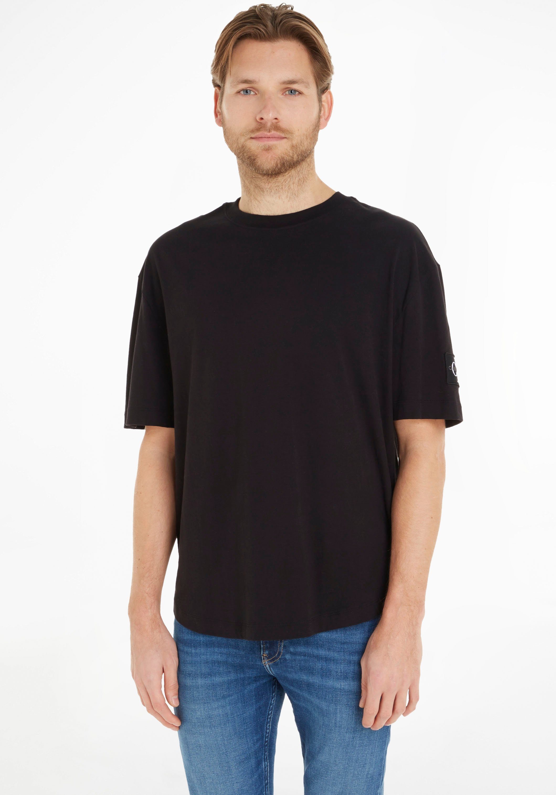 Jeans BADGE Ärmel Klein Black dem auf mit T-Shirt Calvin TEE Calvin Klein Logo-Badge Ck OVERSIZED MONOLOGO