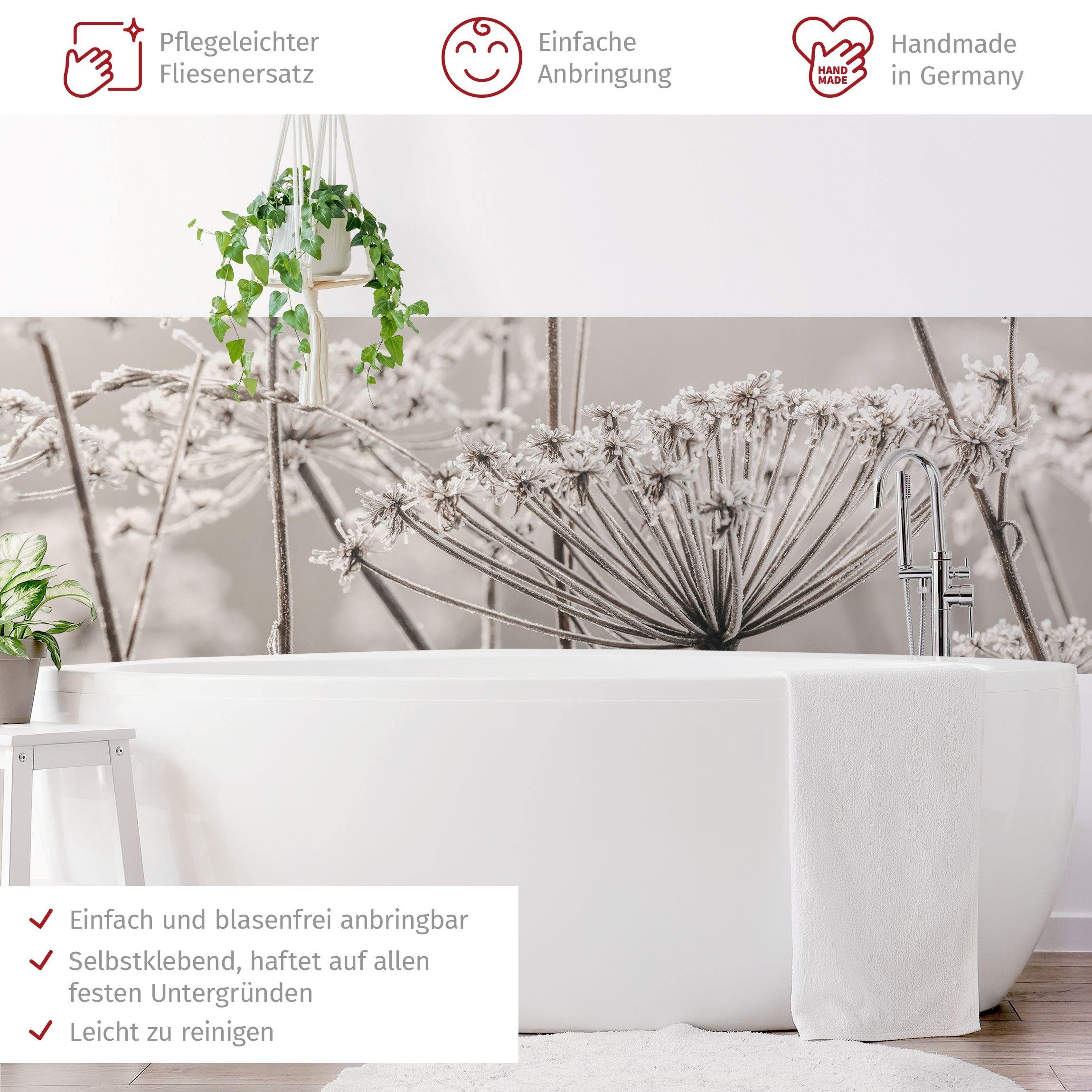 Bilderdepot24 Badrückwand beige fugenlose Wandverkleidung Bad Landhaus, (Hartfolie matt » Selbstklebend SMART 0,35 mm), wasserfestes Wandpaneel Doldenblüten Frost