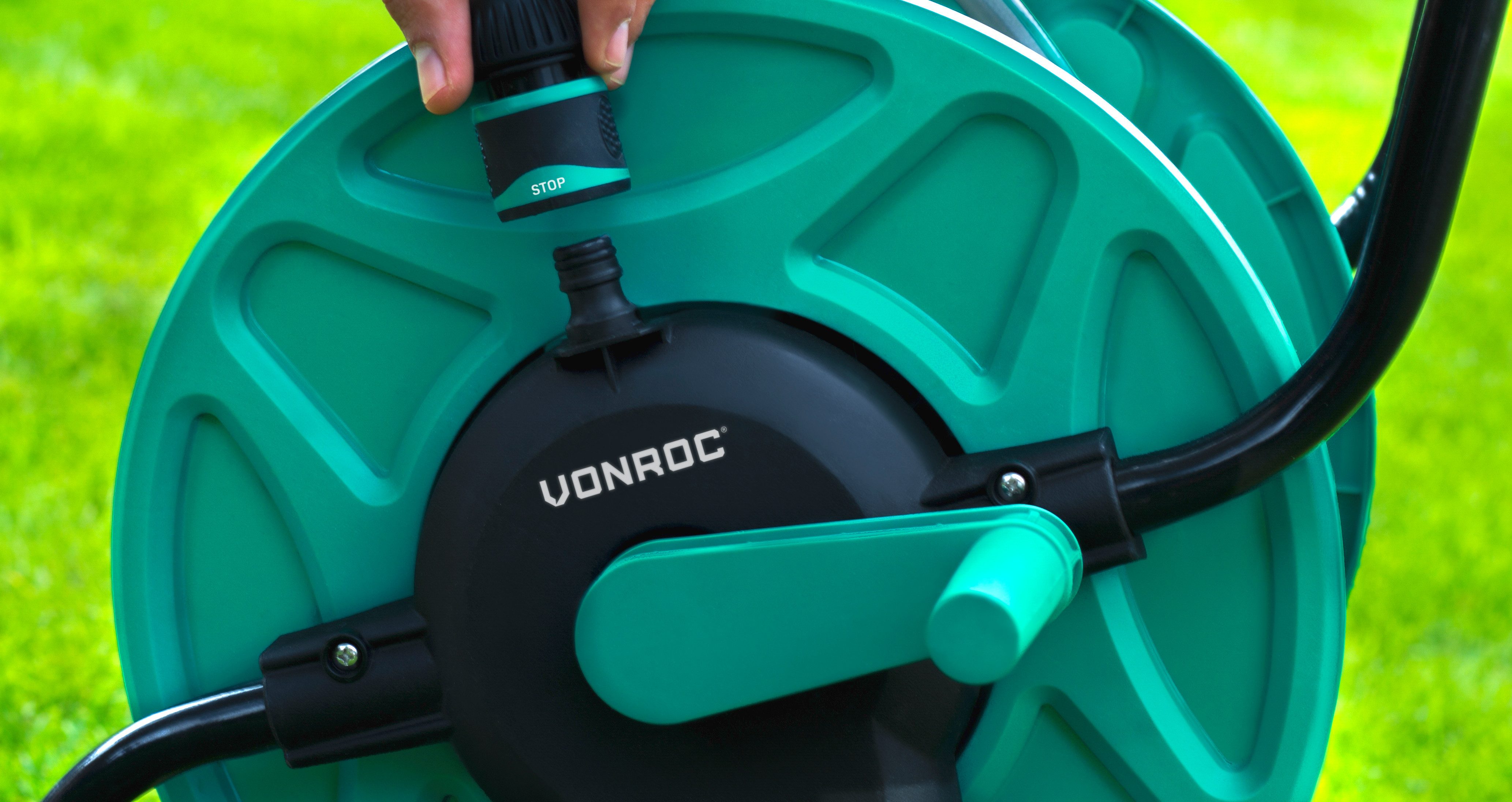 VONROC Schlauchwagen inkl. 20 m Gartenschlauch, Premium-Sprühdüse, Schlauchkupplungen, Anschlussschlauch & Wasserhahnanschluss